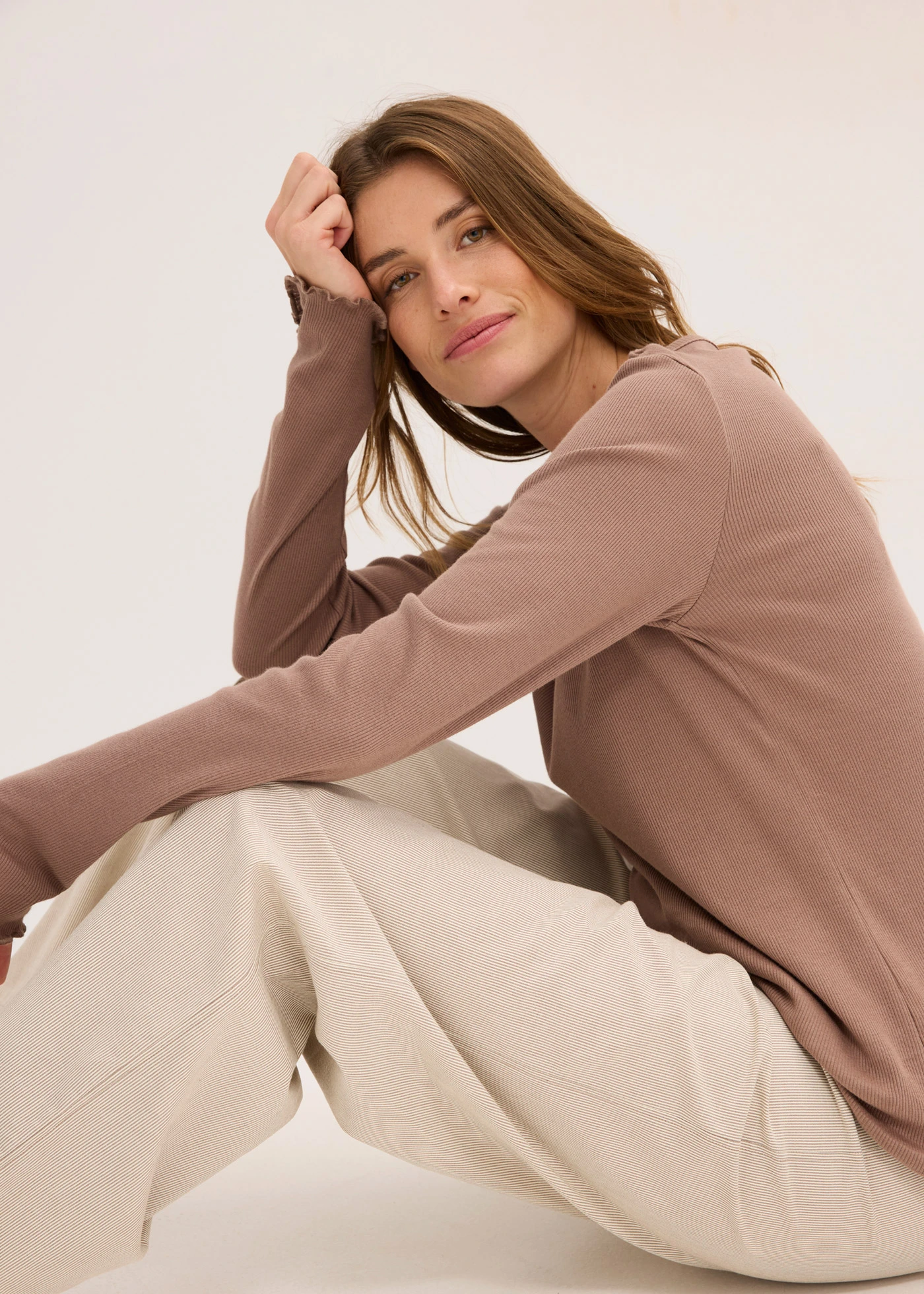 Volnočasové žebrové triko a tkané kalhoty • matně hnědá s proužky • bonprix obchod