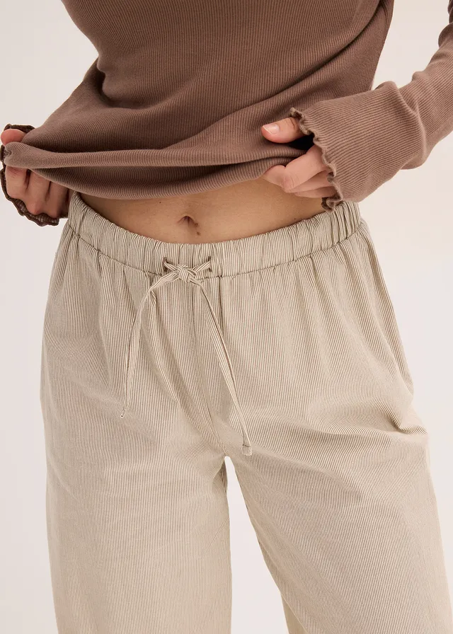 Pyjama avec un T-shirt côtelé et un pantalon tissé • marron mat rayé • product-page.page-title-suffix