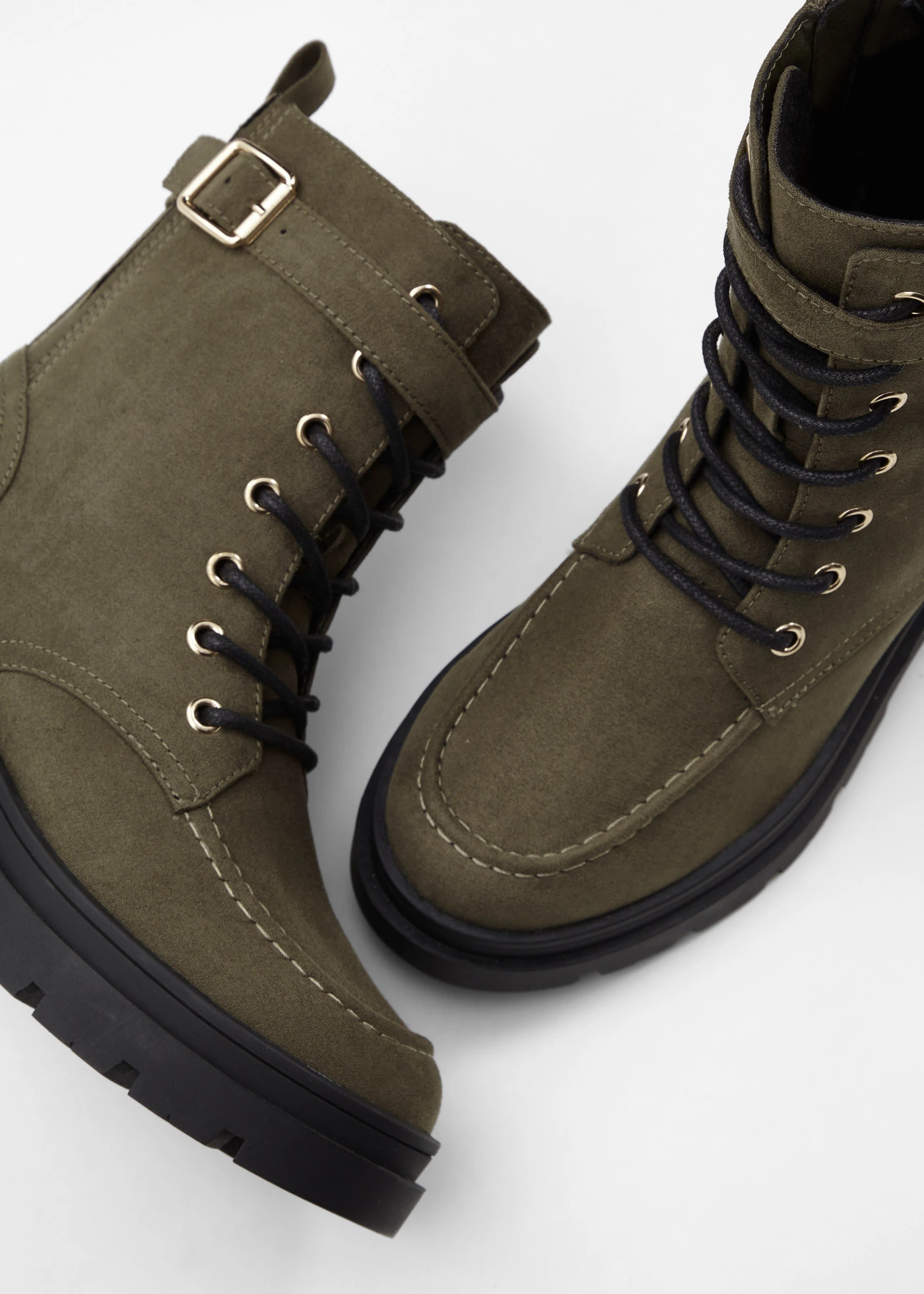 Boots lacées avec boucle • olive • Boutique bonprix