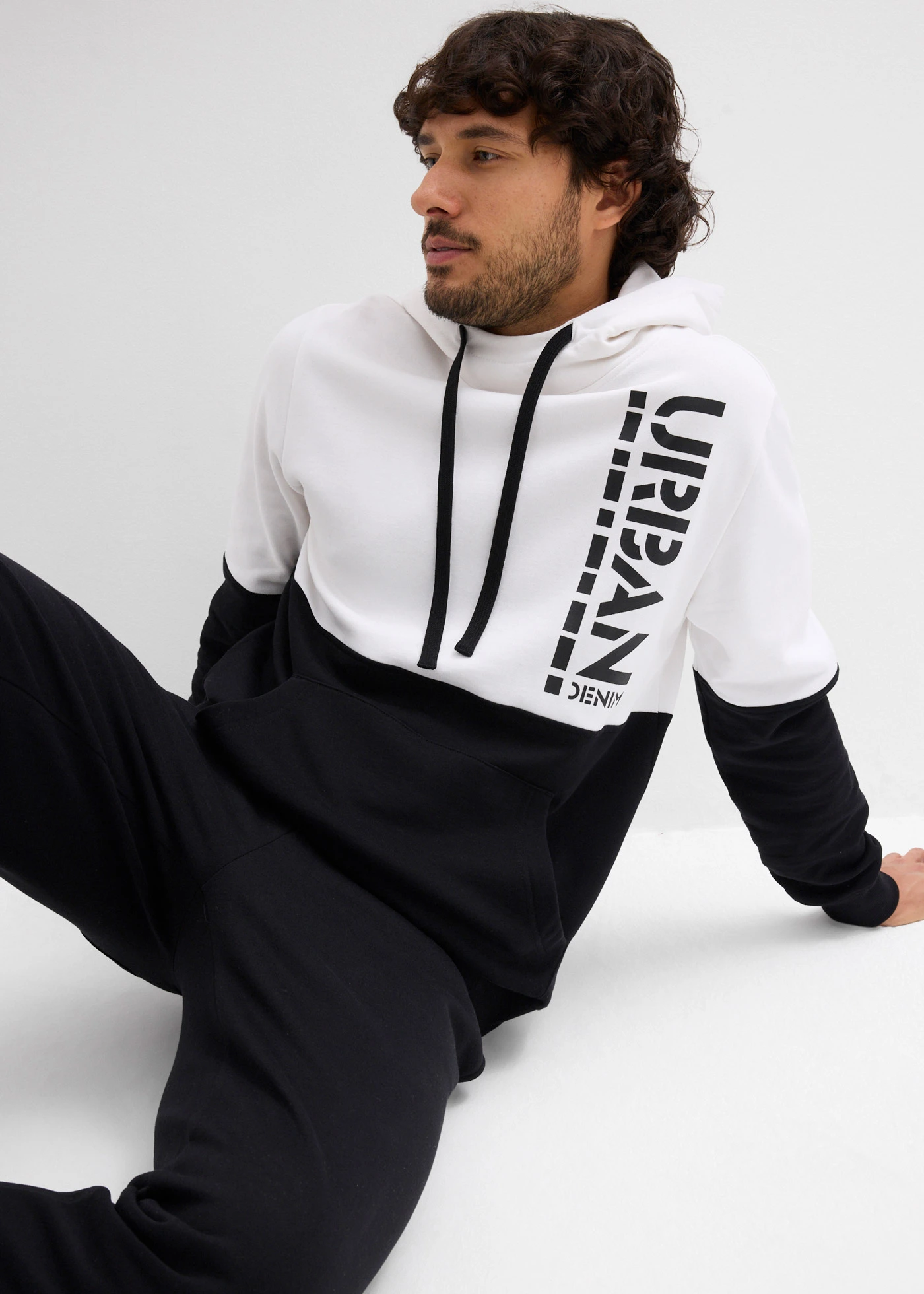 Mikina s kapucňou, Slim Fit • čierna/biela potlačená • obchod bonprix