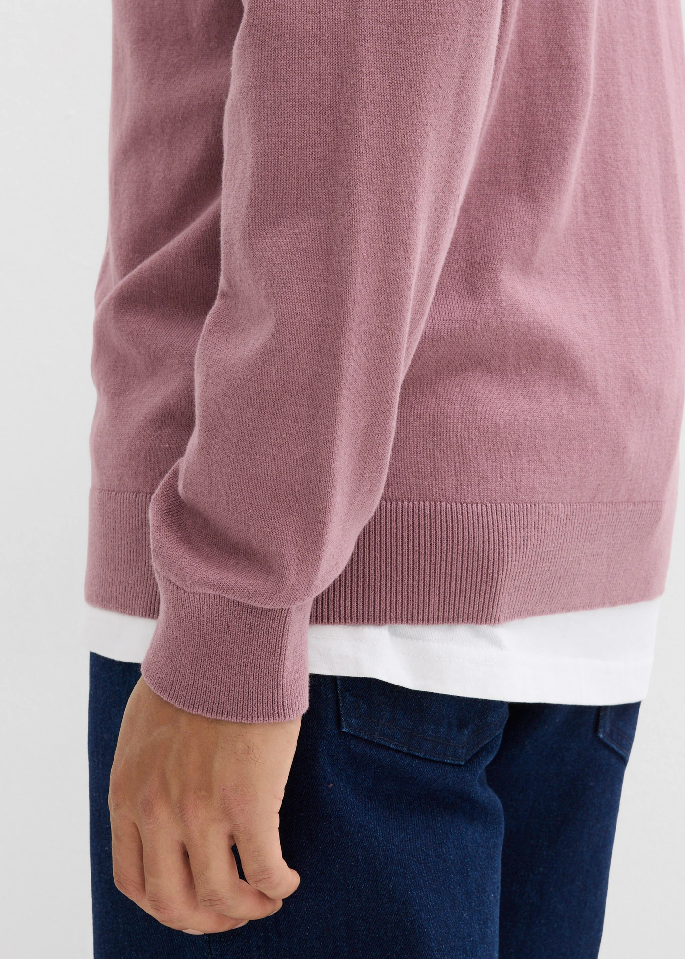 Fijngebreide trui met V-hals in een zachte katoenmix • mat violet • bonprix online shop