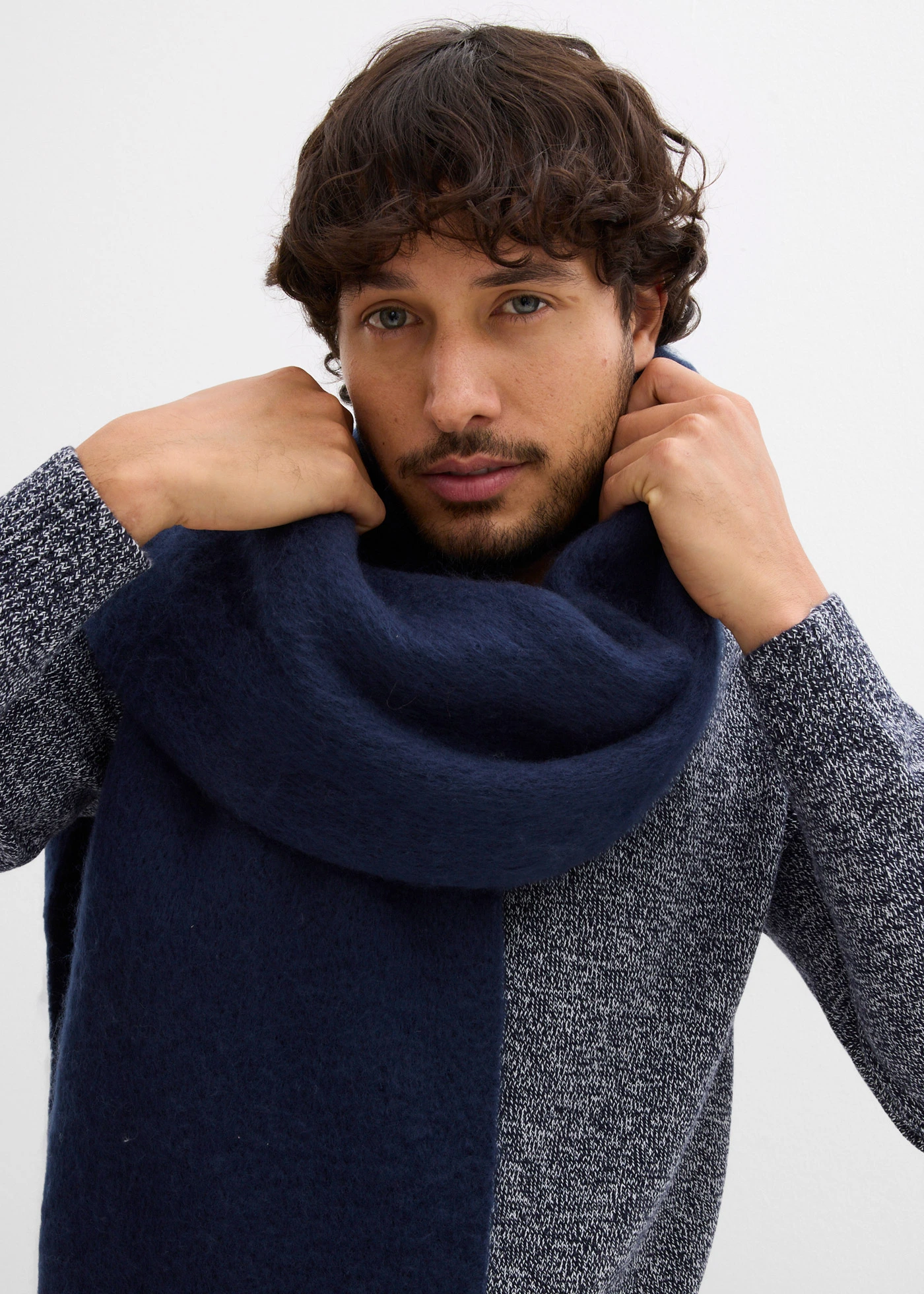 Svetr s kulatým výstřihem, s čistou bavlnou • tmavě modrá melír • bonprix obchod