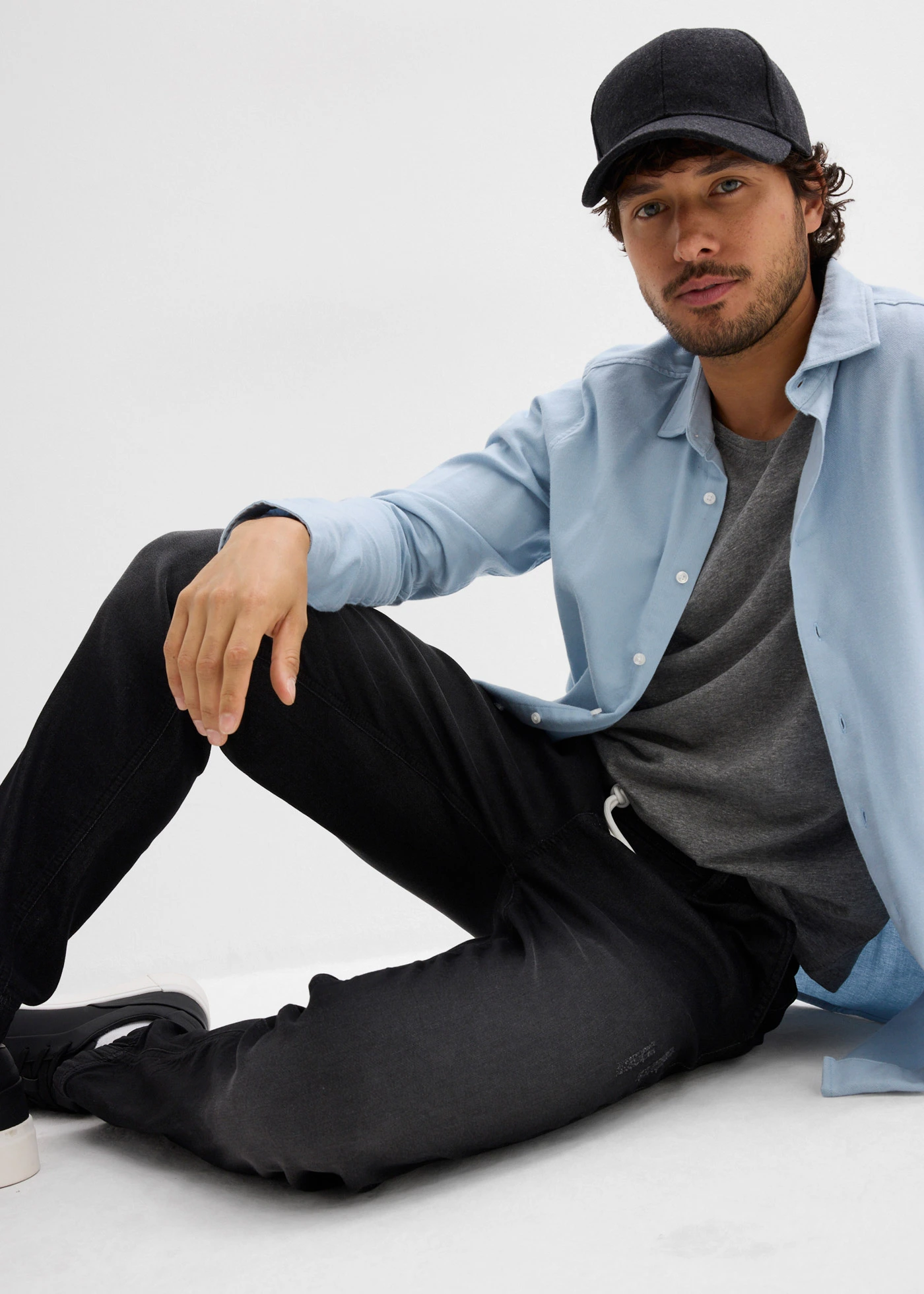 Joggery jeansowe z gumką w talii, regular fit, prosta nogawka • czarny denim • sklep bonprix