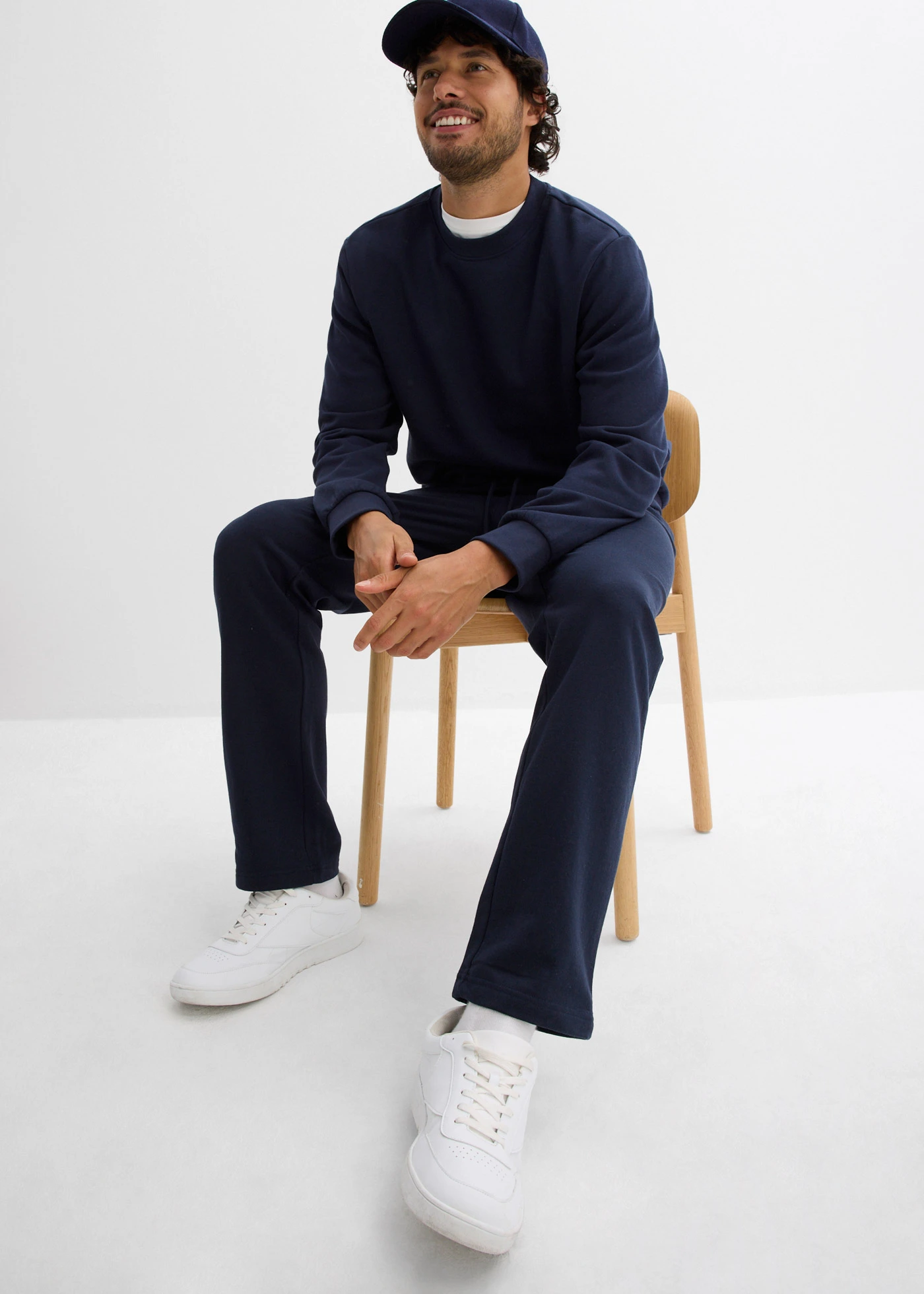 Spodnie sportowe z praktycznymi kieszeniami zapinanymi na zamek • granatowy • sklep bonprix