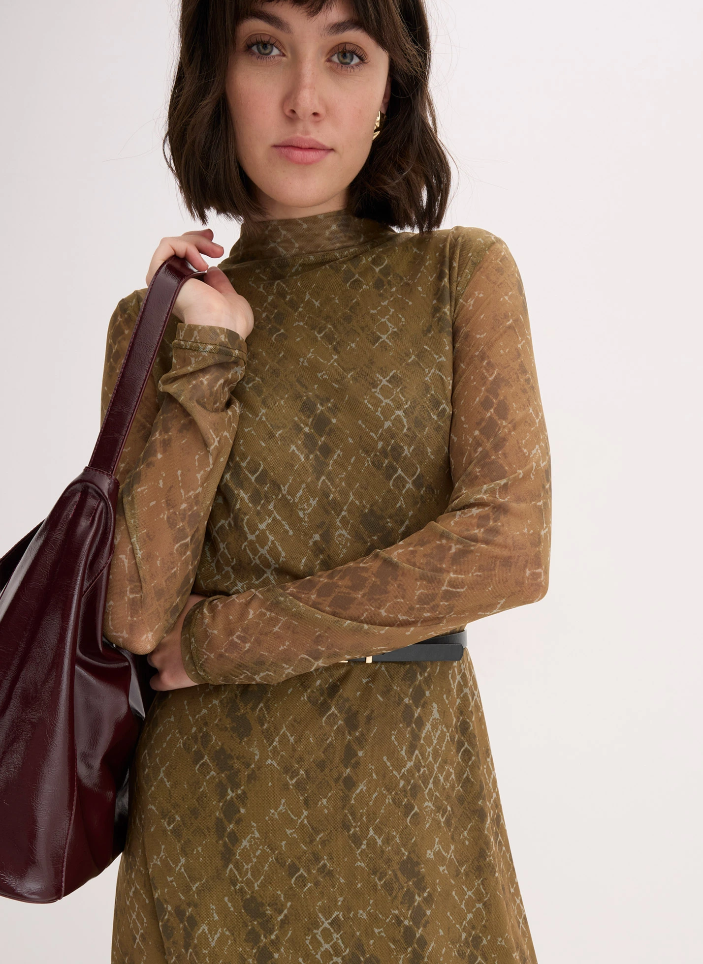 Robe midi en mesh • olive-vert gui graphique • Boutique bonprix