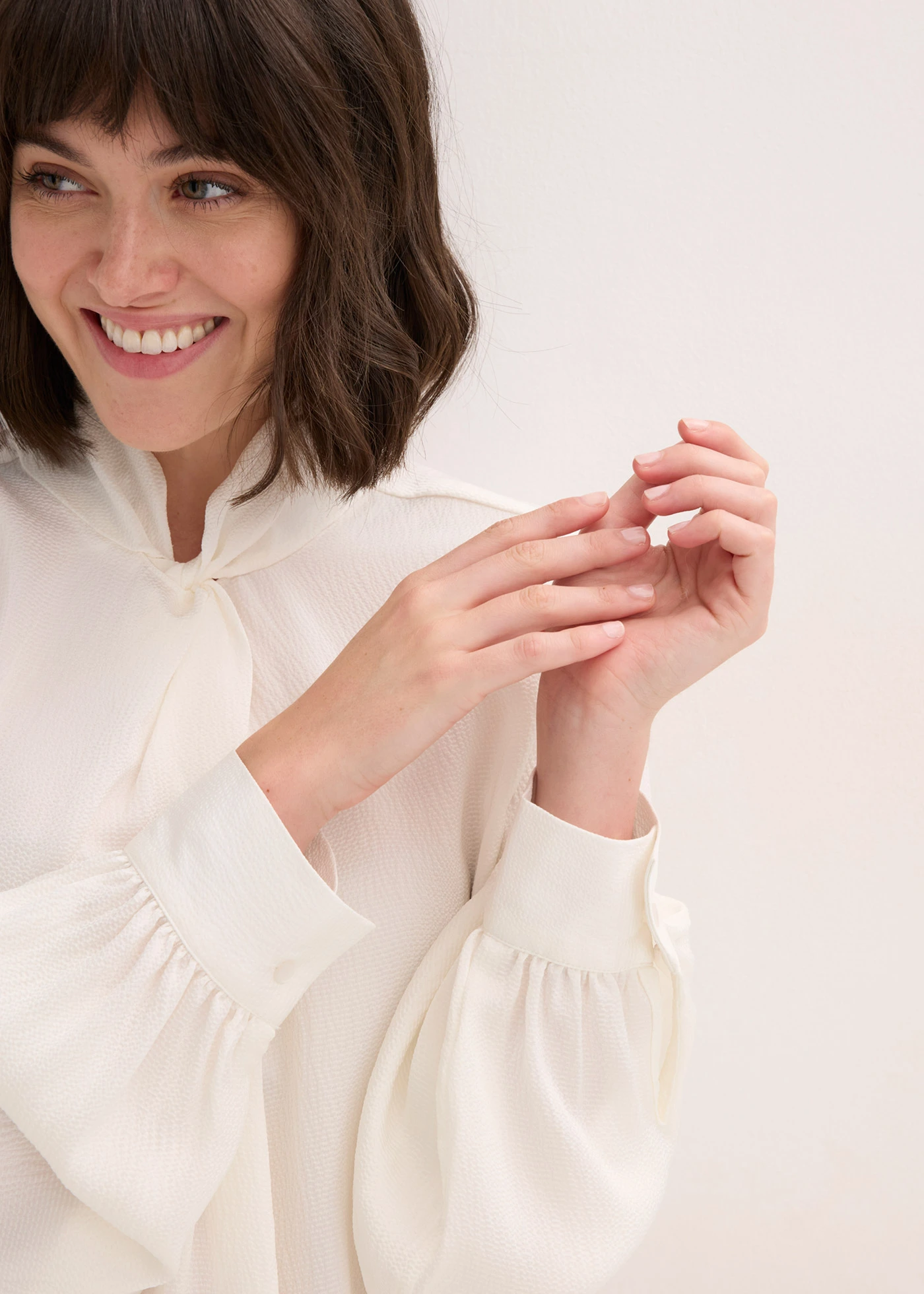 Halenka s vázačkou, ze splývavého saténu • perlově bílá • bonprix obchod