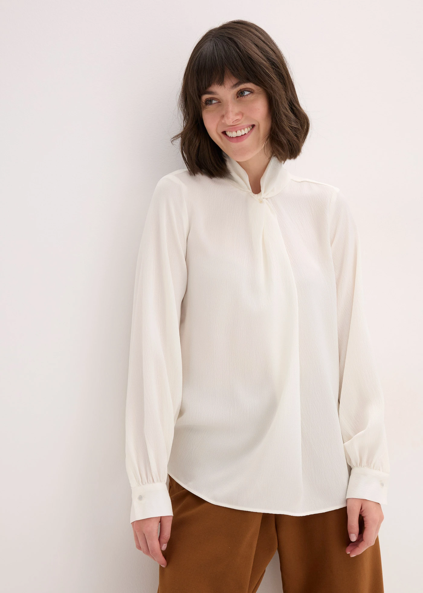 Halenka s vázačkou, ze splývavého saténu • perlově bílá • bonprix obchod