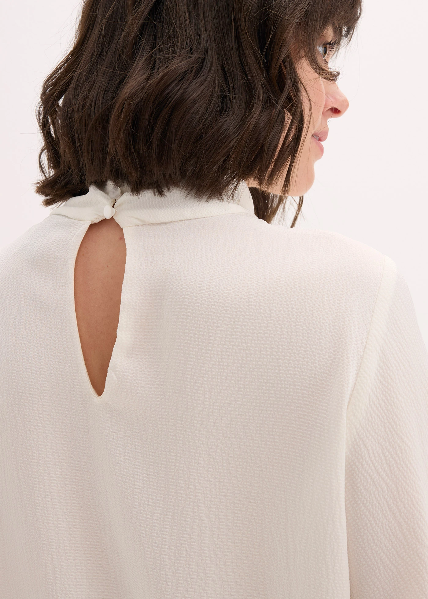 Halenka s vázačkou, ze splývavého saténu • perlově bílá • bonprix obchod