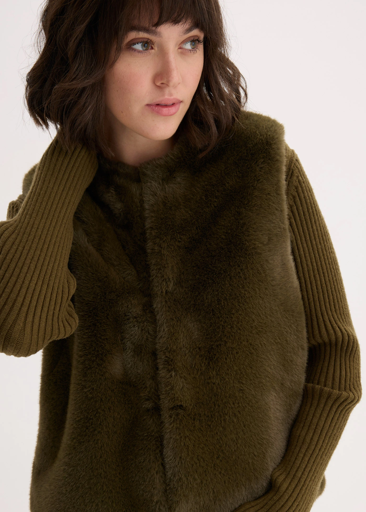 Vesta z umělé kožešiny • tmavě olivová • bonprix obchod