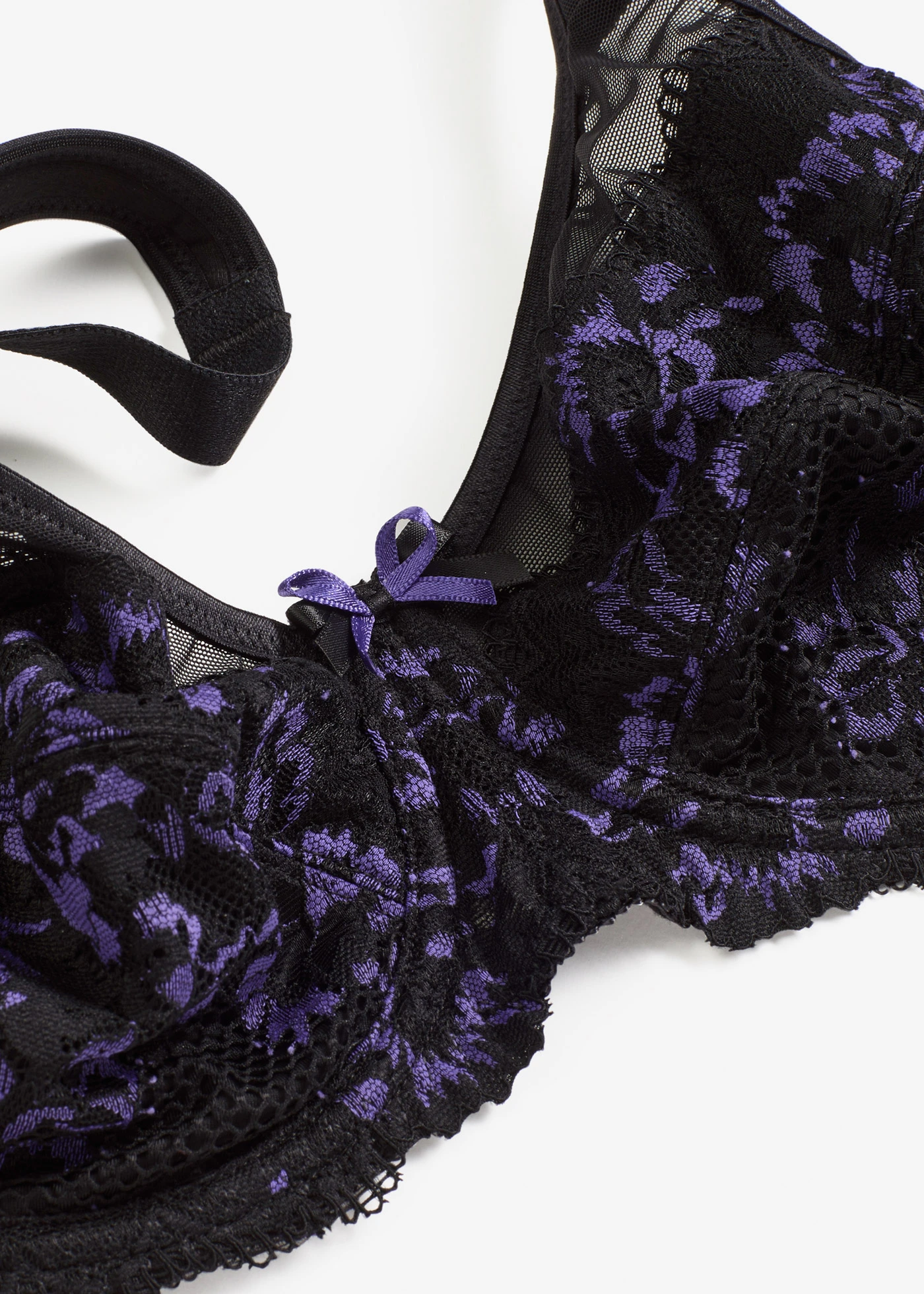 Zmenšovací podprsenka s polstrovanými ramínky a jemnou krajkou • černo-hyacintově fialová • bonprix obchod