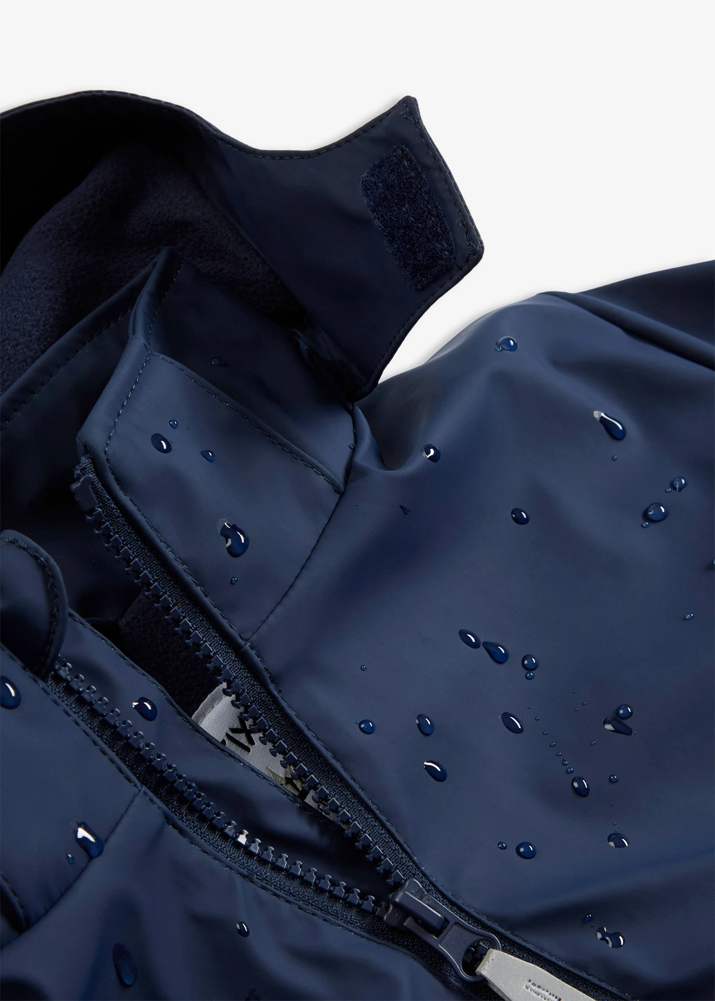 Veste de pluie thermique à capuche amovible et détails réfléchissants • bleu foncé • Boutique bonprix