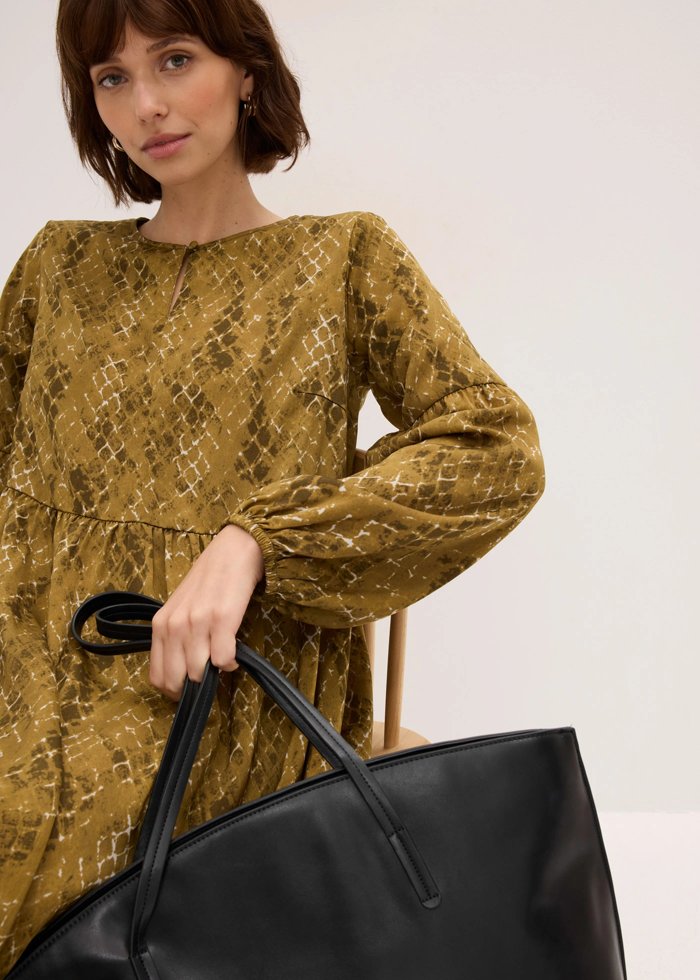 Robe midi en satin fluide • olive-vert gui imprimé • Boutique bonprix