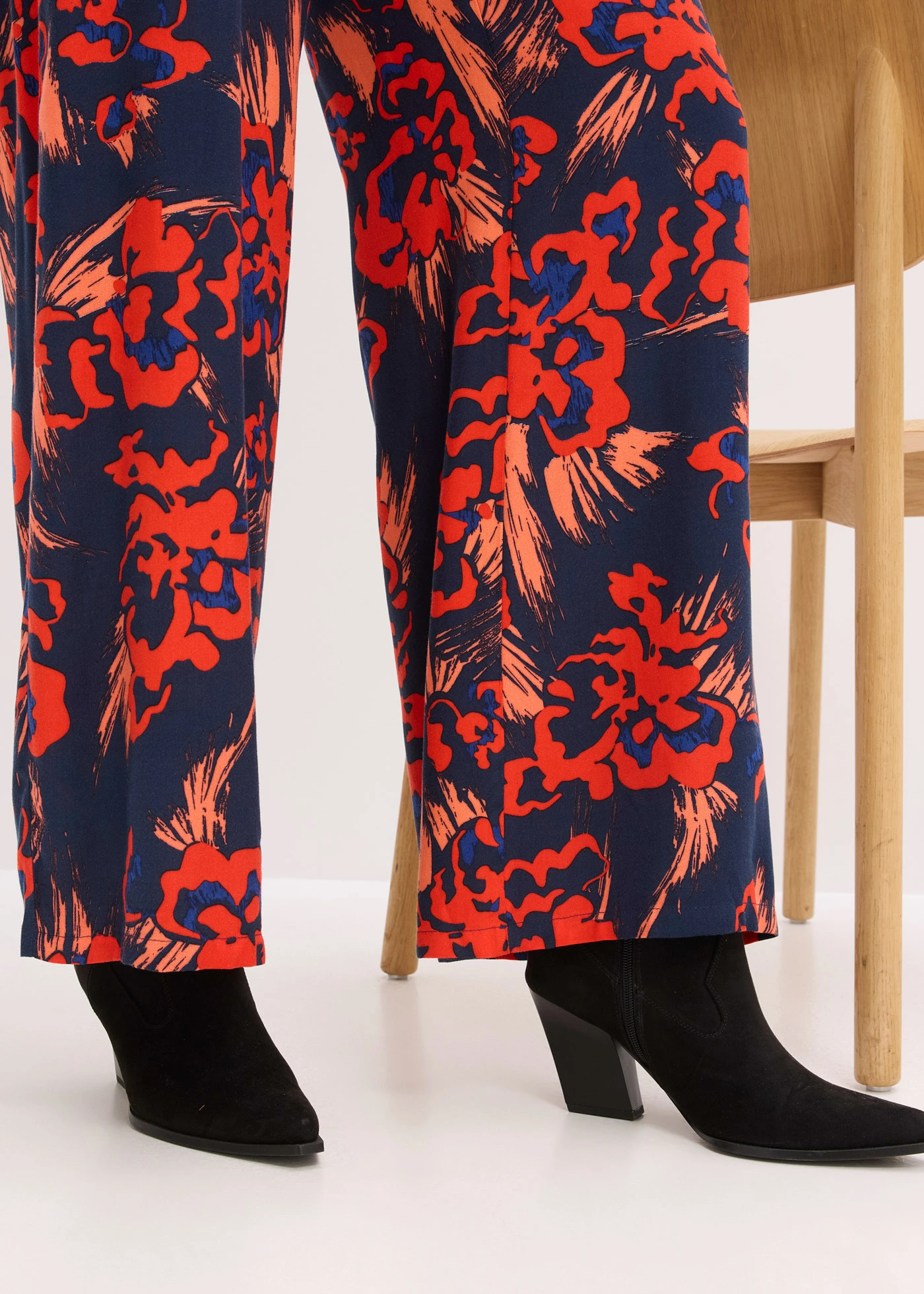 Pantalon palazzo en léger crêpe de viscose • bleu foncé-rouge floral • Boutique bonprix