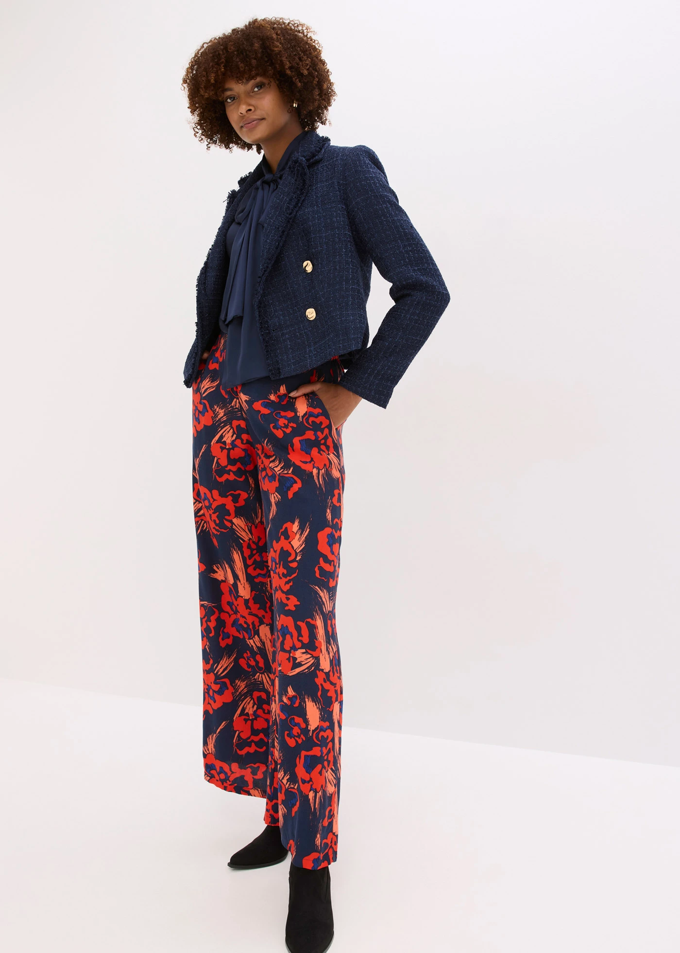 Pantalon palazzo en léger crêpe de viscose • bleu foncé-rouge floral • Boutique bonprix