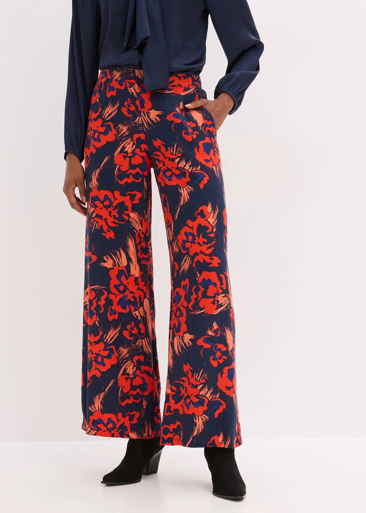 Pantalon palazzo en léger crêpe de viscose • bleu foncé-rouge floral • Boutique bonprix