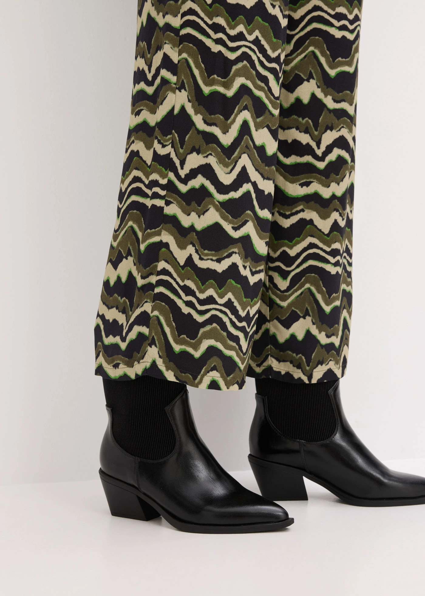 Spodnie palazzo z lekkiej krepy z wiskozą • ciemnooliwkowy z nadrukiem • sklep bonprix