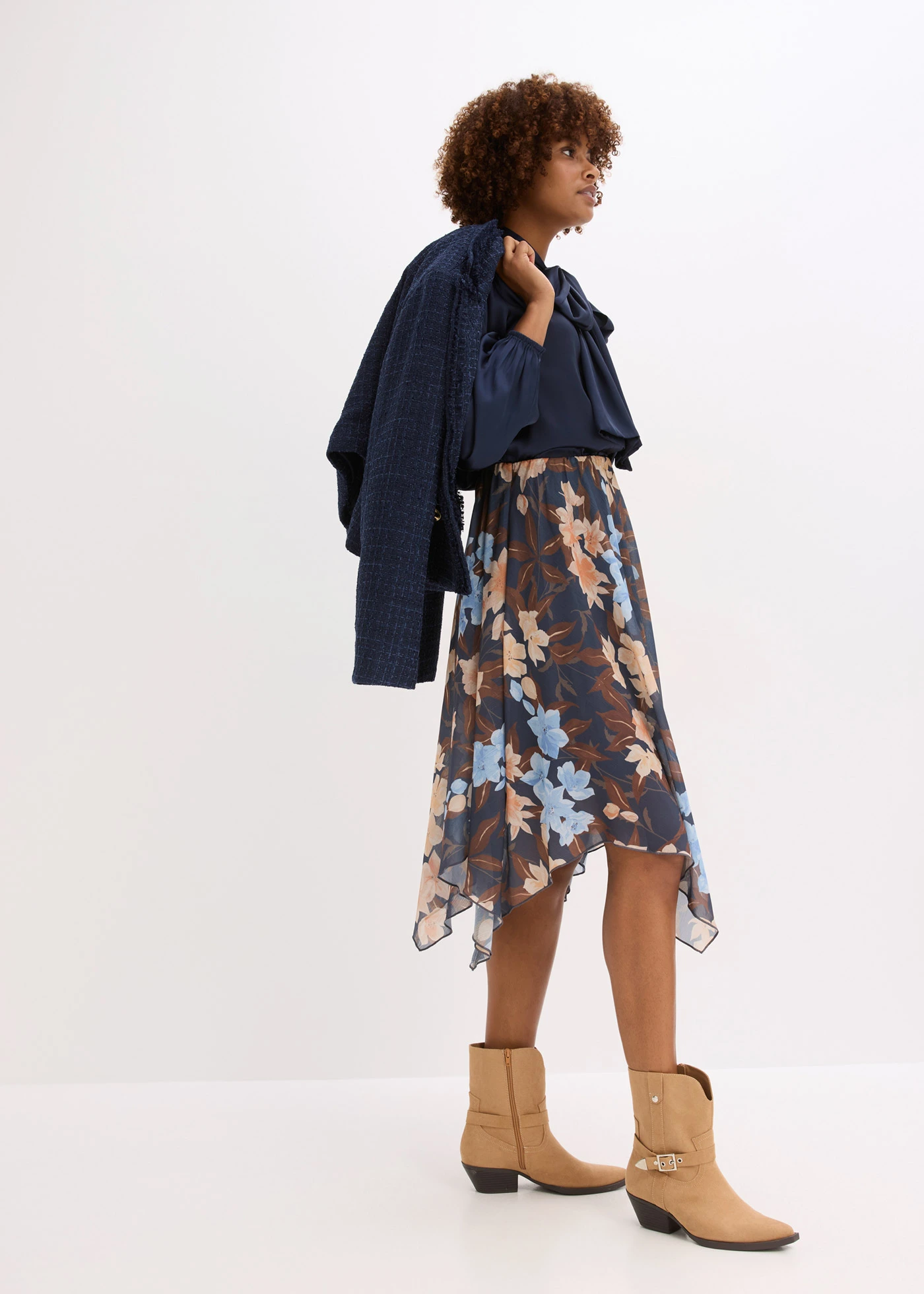 Jupe midi asymétrique en mousseline • bleu nuit floral • Boutique bonprix