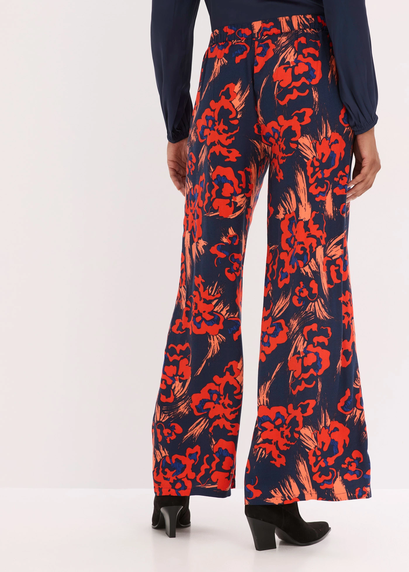 Pantalon palazzo en léger crêpe de viscose • bleu foncé-rouge floral • Boutique bonprix