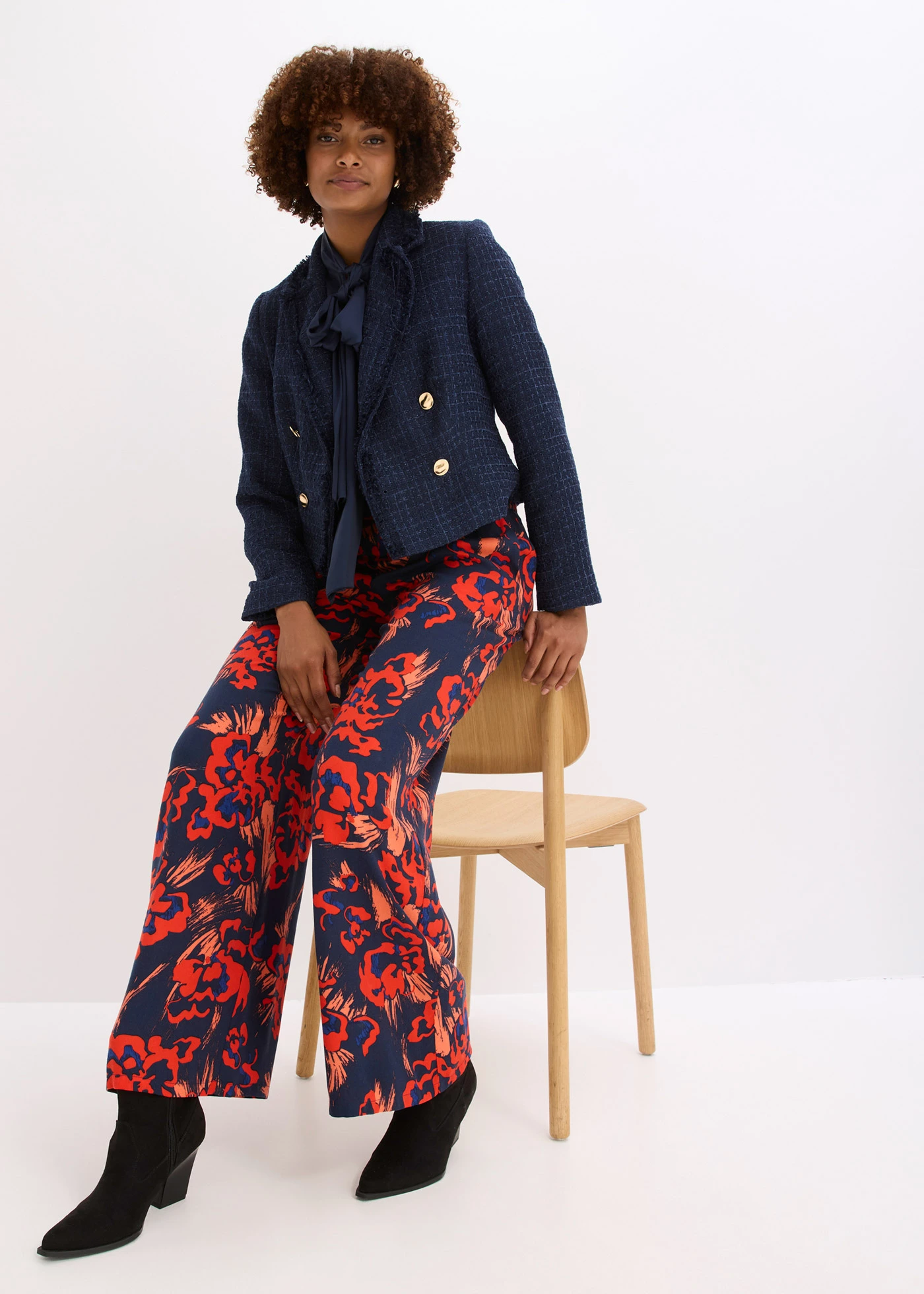 Pantalon palazzo en léger crêpe de viscose • bleu foncé-rouge floral • Boutique bonprix