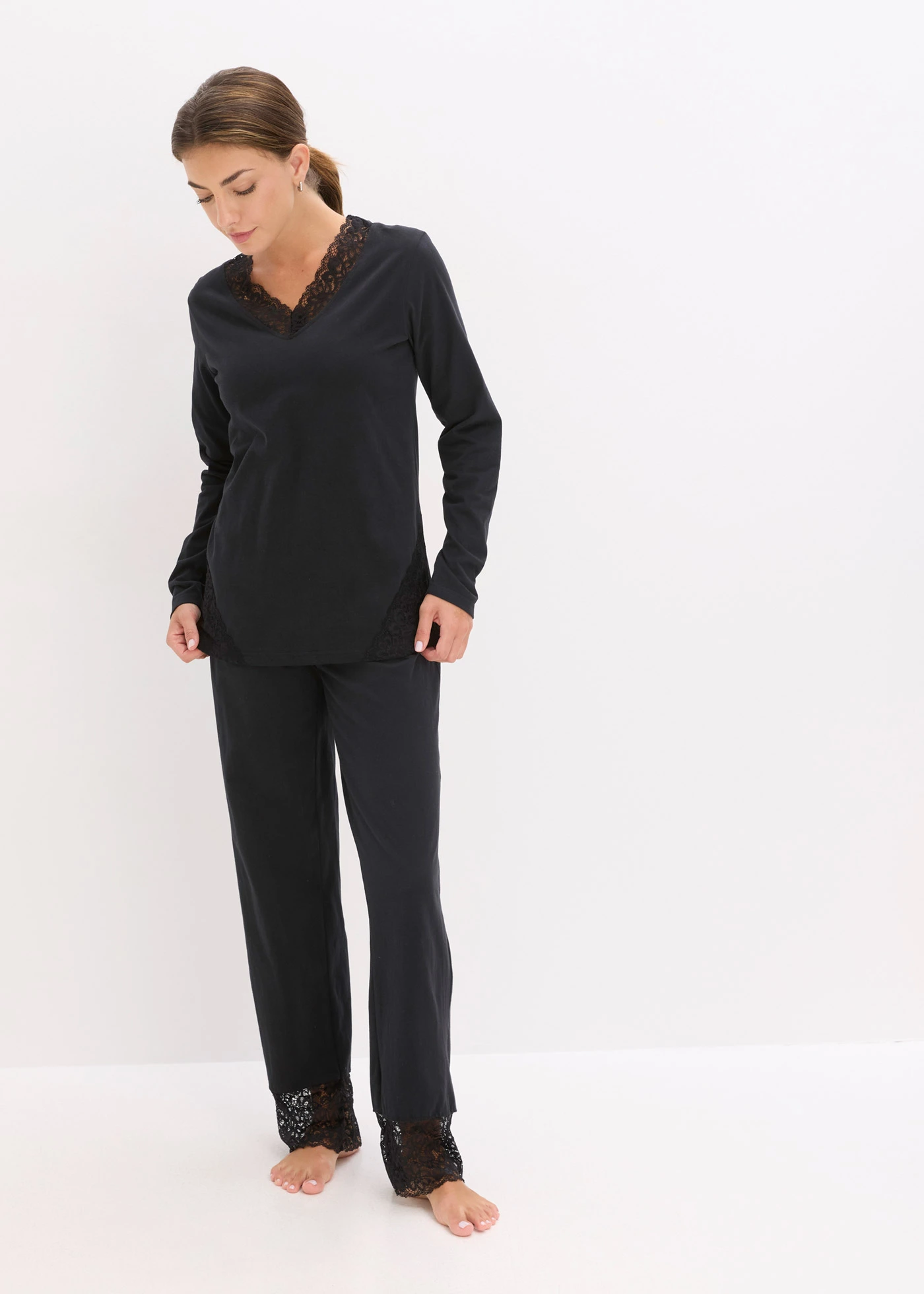 Pyjama en coton doux rehaussé de dentelle • noir • Boutique bonprix