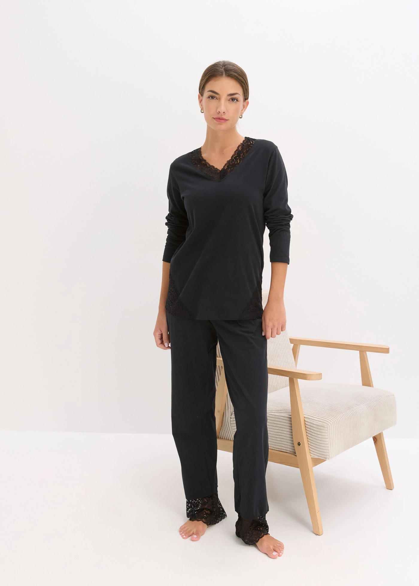 Pyjama en coton doux rehaussé de dentelle • noir • Boutique bonprix