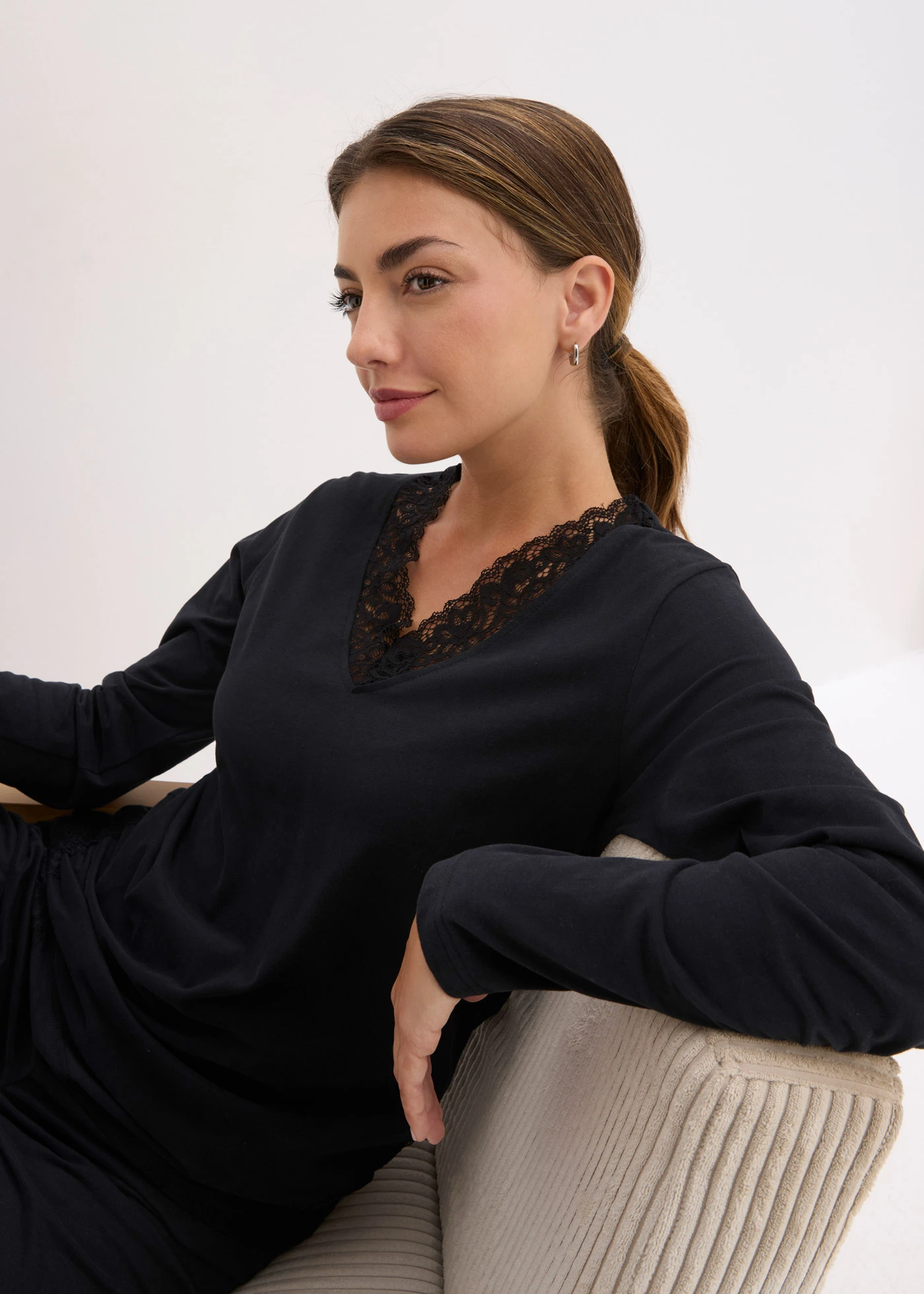 Pyjama en coton doux rehaussé de dentelle • noir • Boutique bonprix