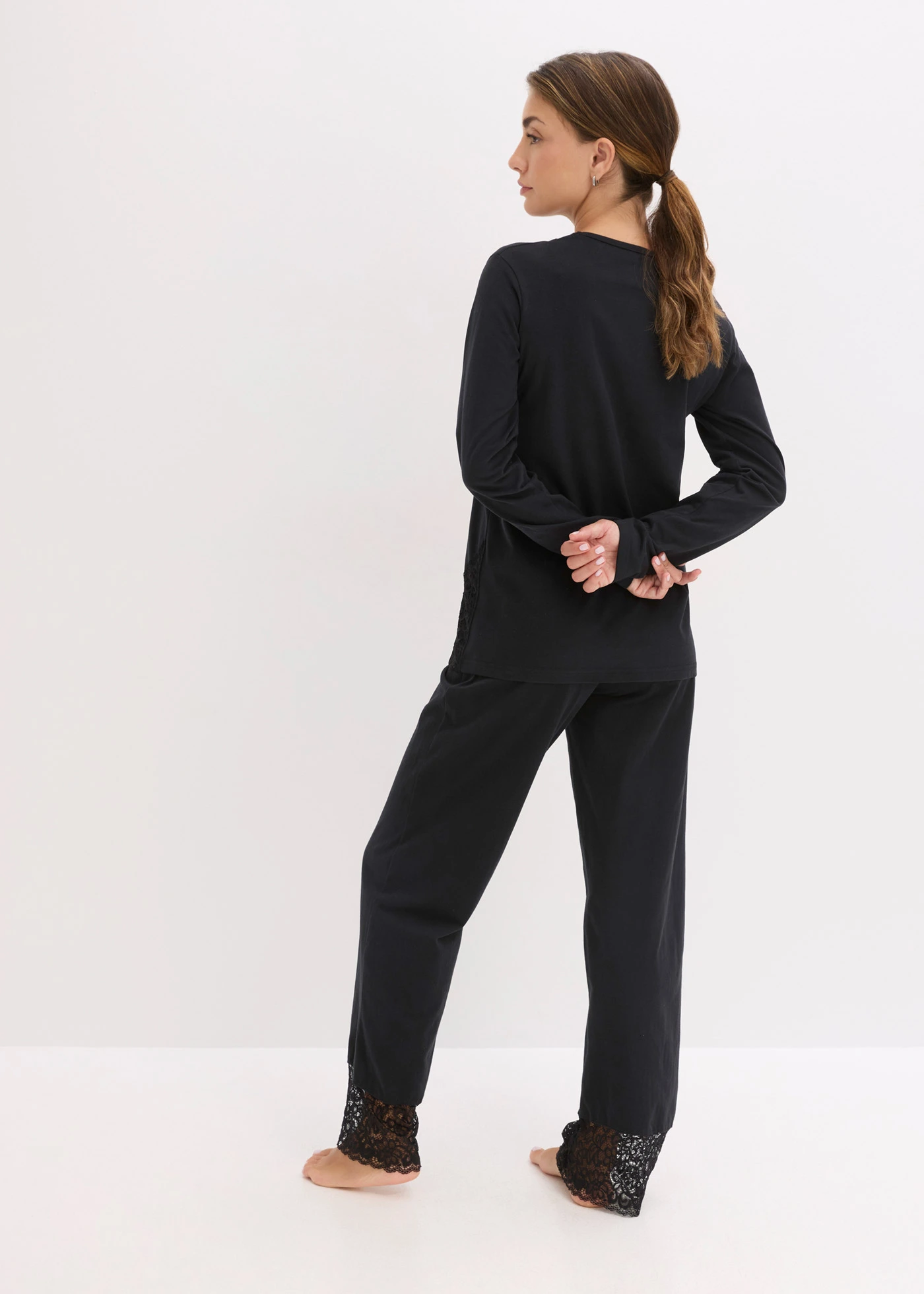 Pyjama en coton doux rehaussé de dentelle • noir • Boutique bonprix