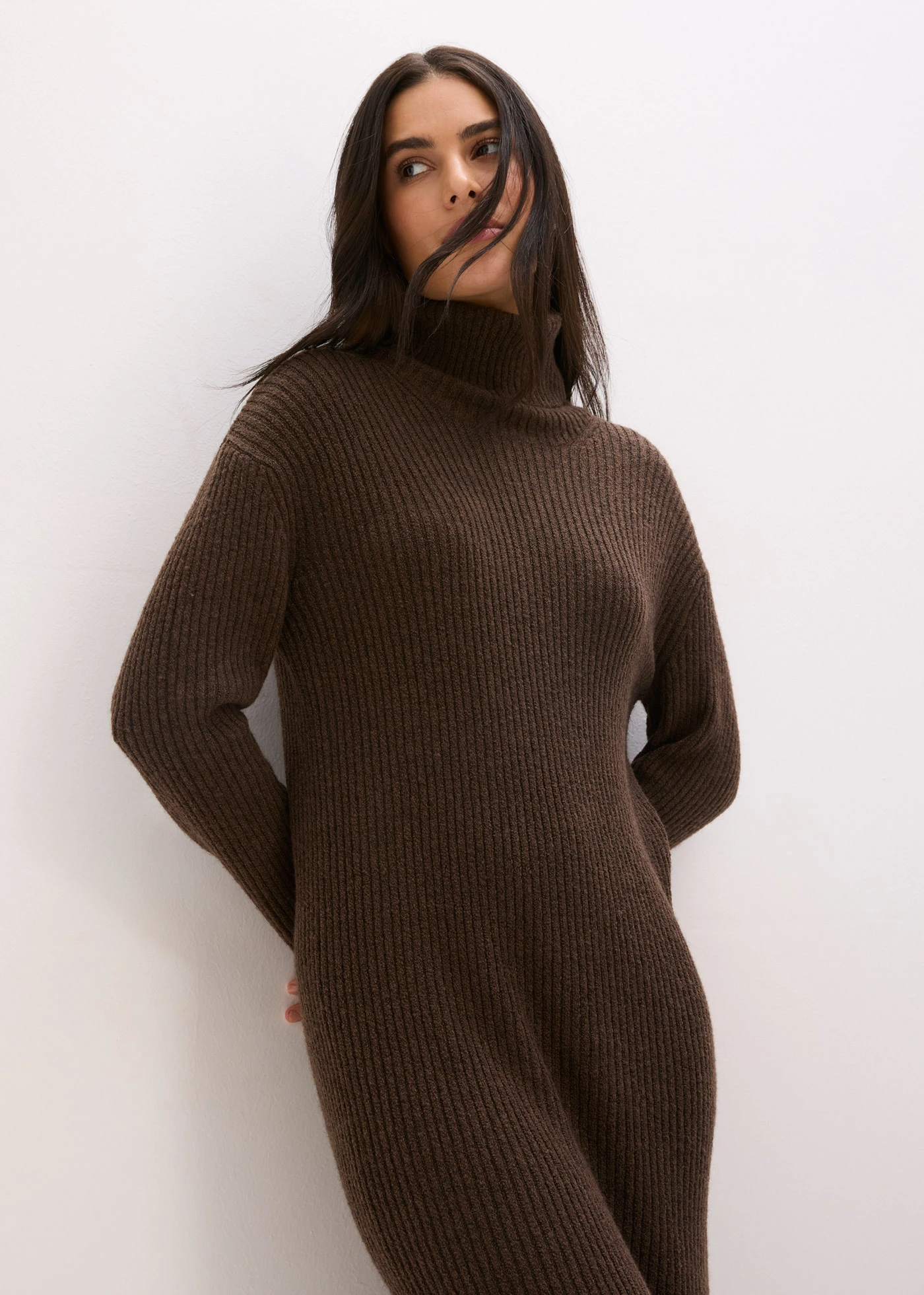 Robe en maille côtelée à col roulé • brun argile • Boutique bonprix