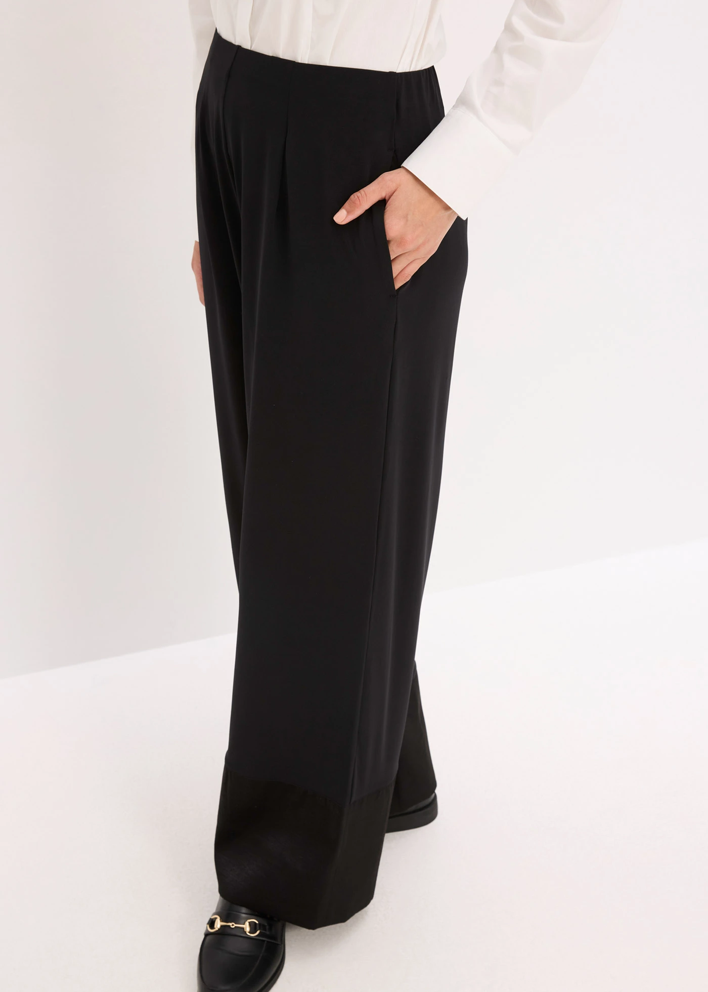 Žerzejové kalhoty se saténovými lemy • černá • bonprix obchod