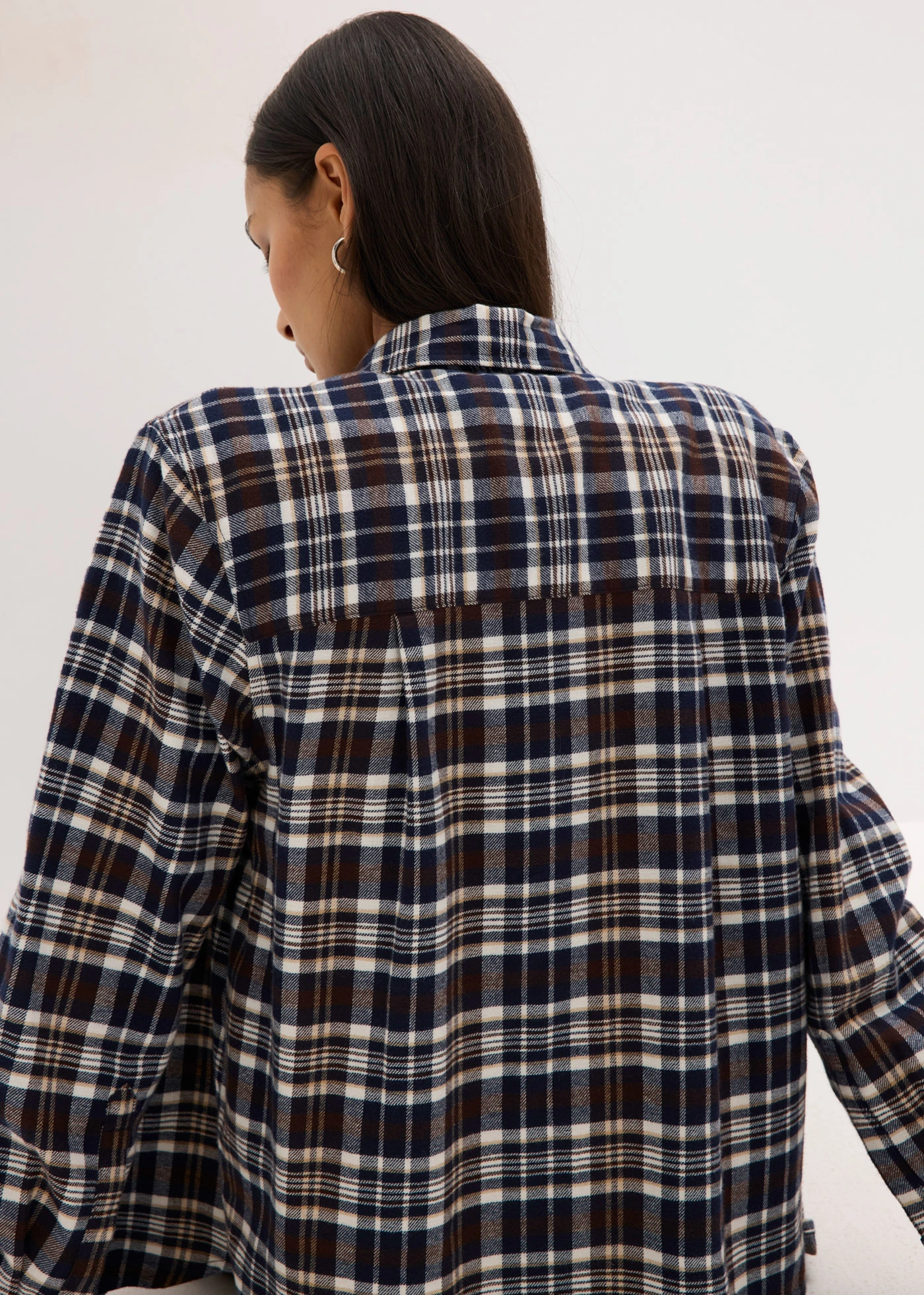 Flanelová košile z čisté bavlny • perlově bílo-tmavě hnědo-světlá khaki-inkoustově modrá kostka • bonprix obchod