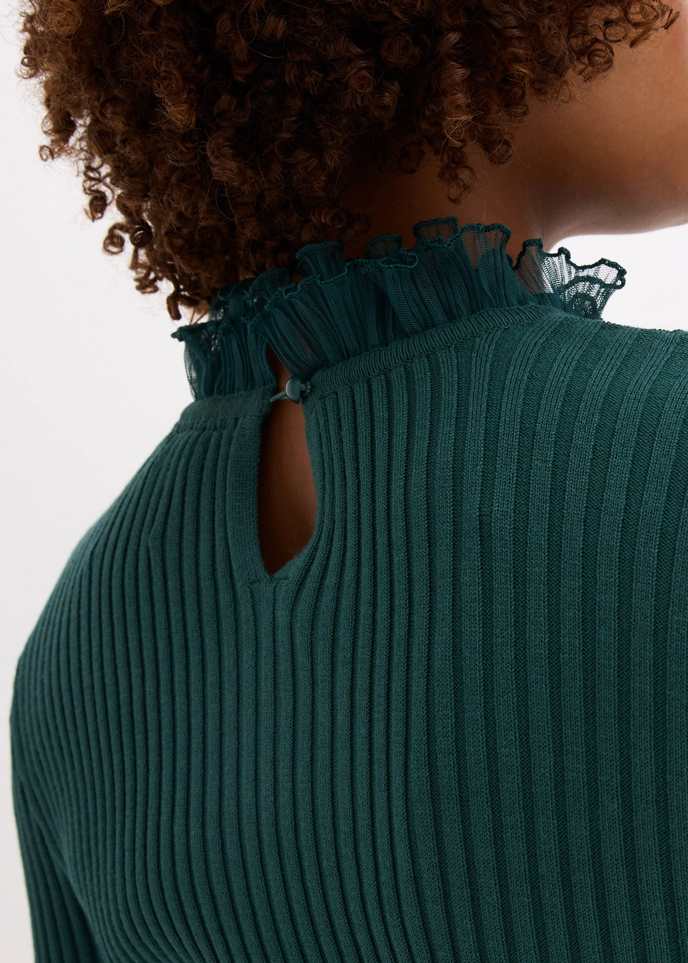 Tričko z jemného úpletu, se šifonovými volány • tmavě zelená • bonprix obchod