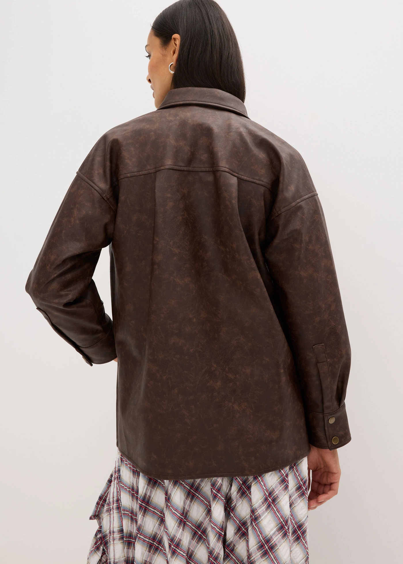 Košile z umělé kůže s obnošeným vzhledem • tmavě hnědá used • bonprix obchod