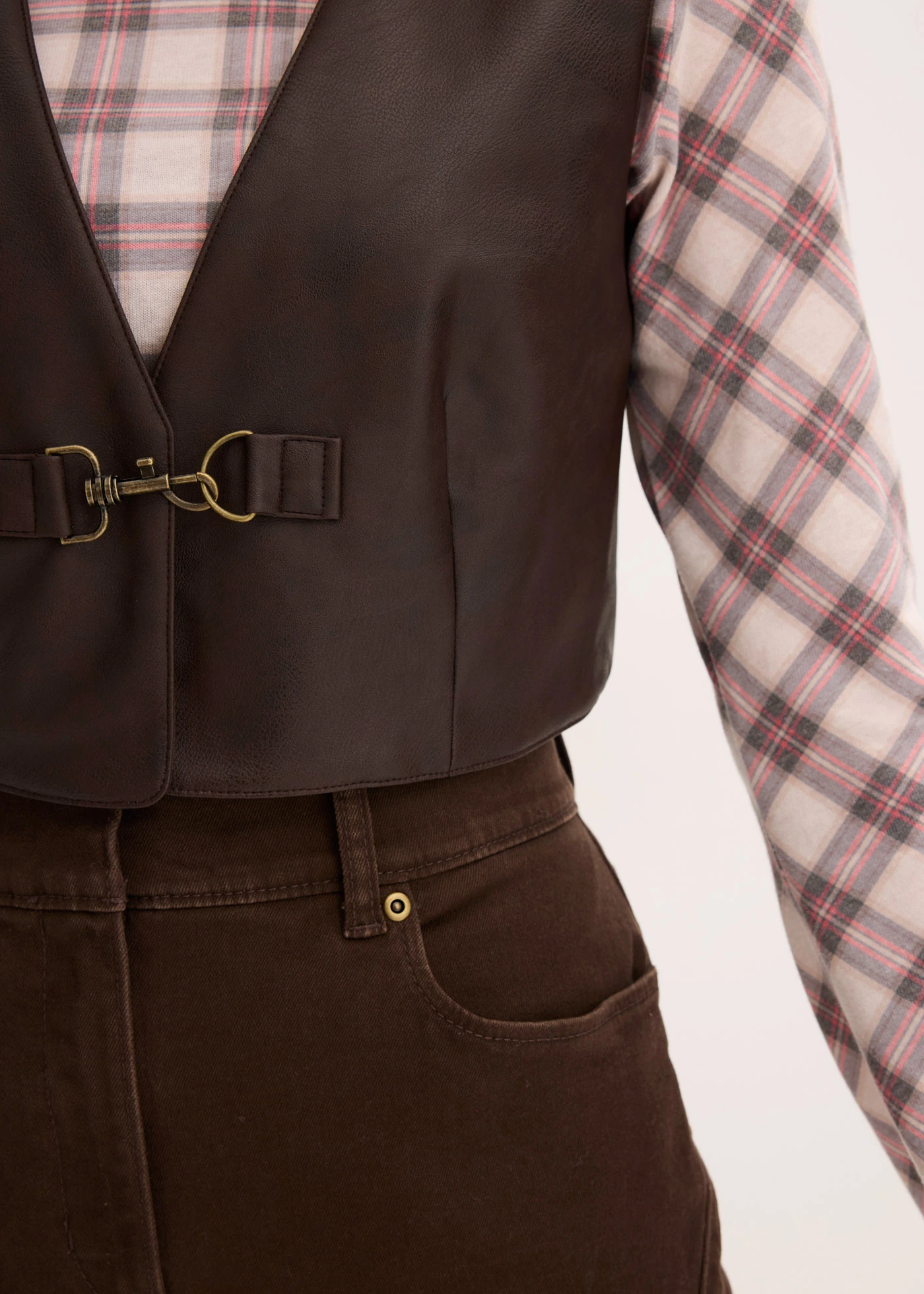 Vesta z umělé kůže s obnošeným vzhledem • tmavě hnědá • bonprix obchod