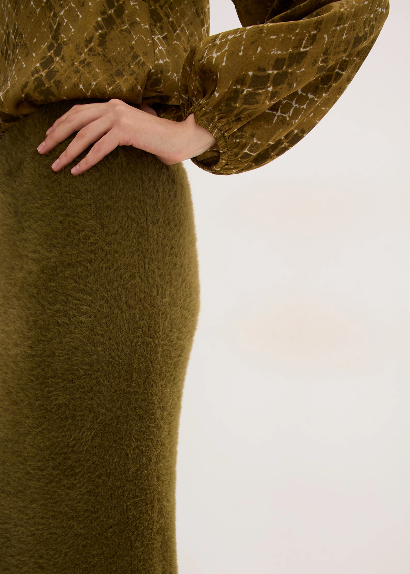 Pletená sukně z měkoučké péřové příze • zemitá olivová • bonprix obchod