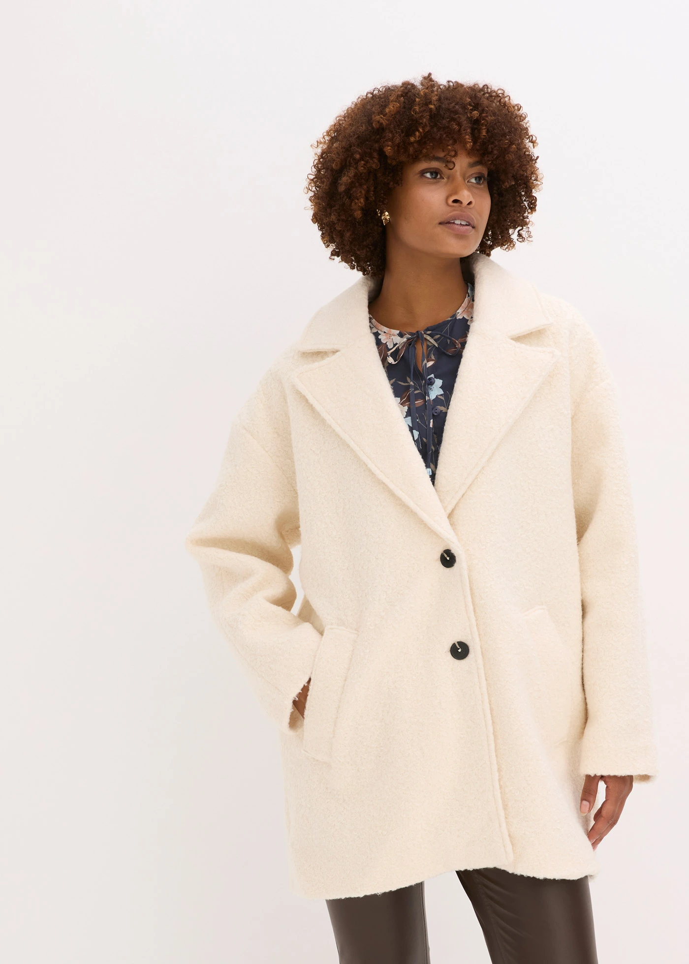 Krátký buklé kabát, oversize • krémová • bonprix obchod