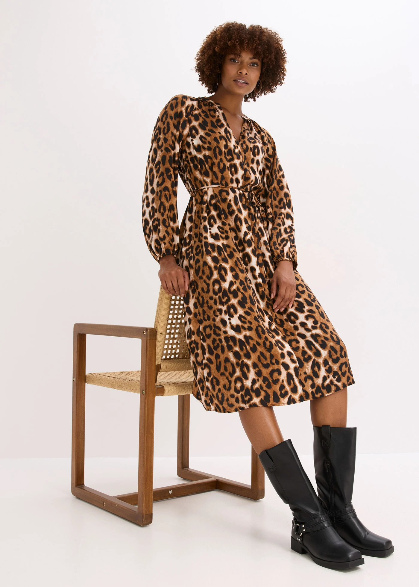 Midi šaty ze splývavého saténu • hnědá s leopardím potiskem • bonprix obchod