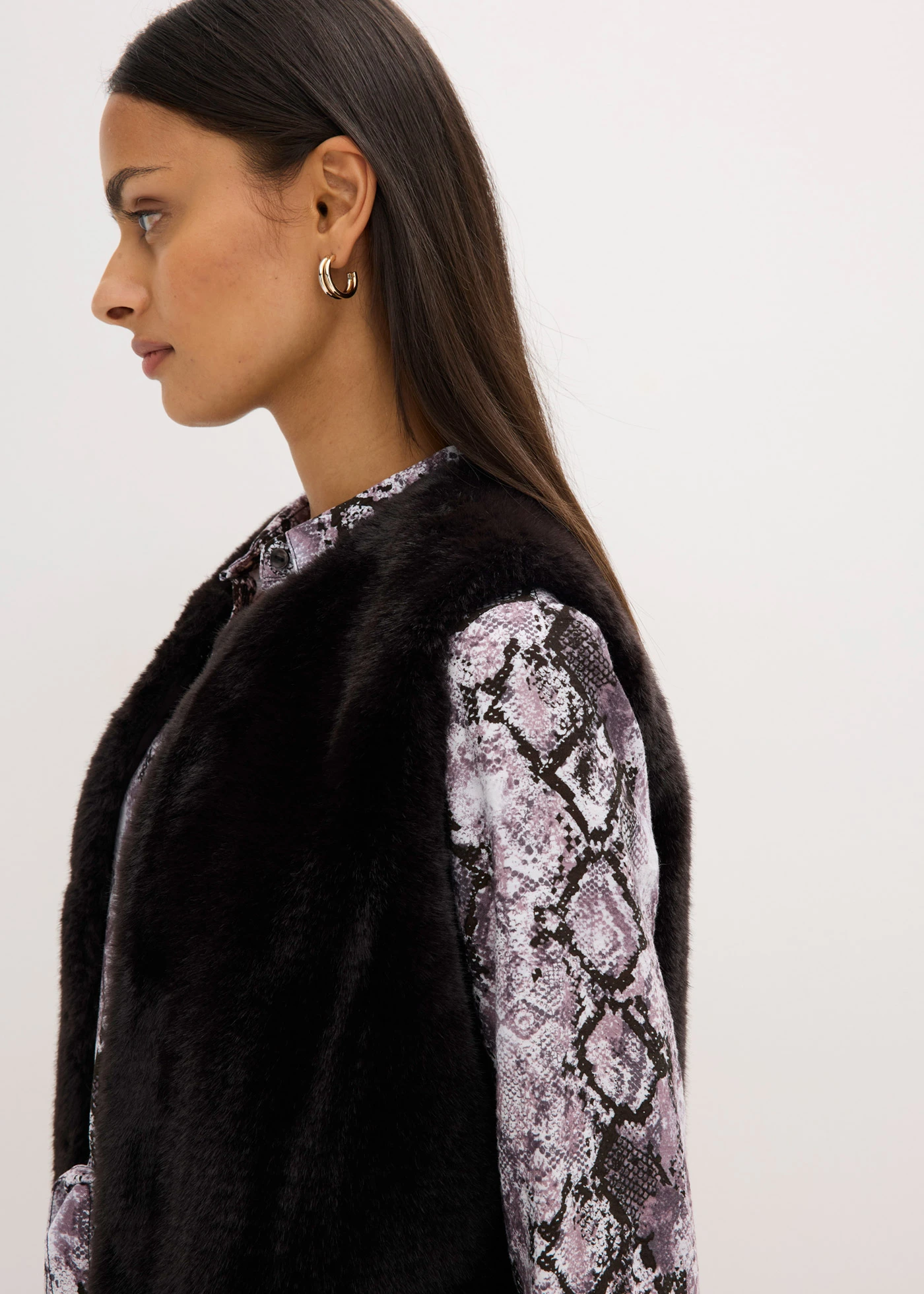 Vesta z umělé kožešiny • černá • bonprix obchod