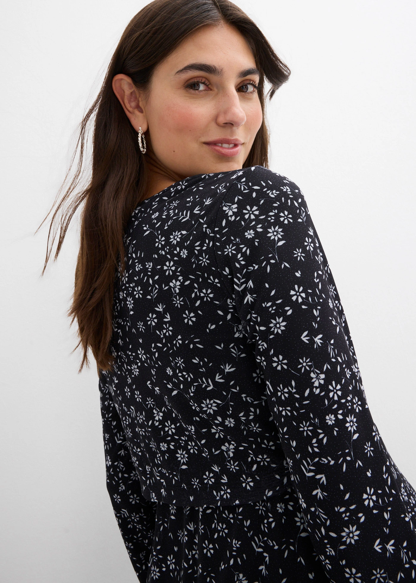 Robe de grossesse et d’allaitement à imprimé floral • noir-blanc floral • Boutique bonprix