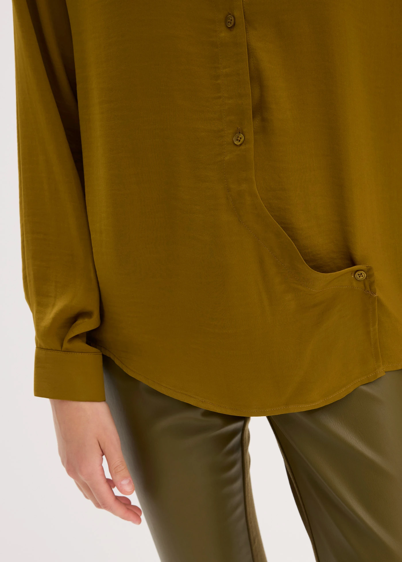 Chemisier fluide en satin • vert gui • Boutique bonprix