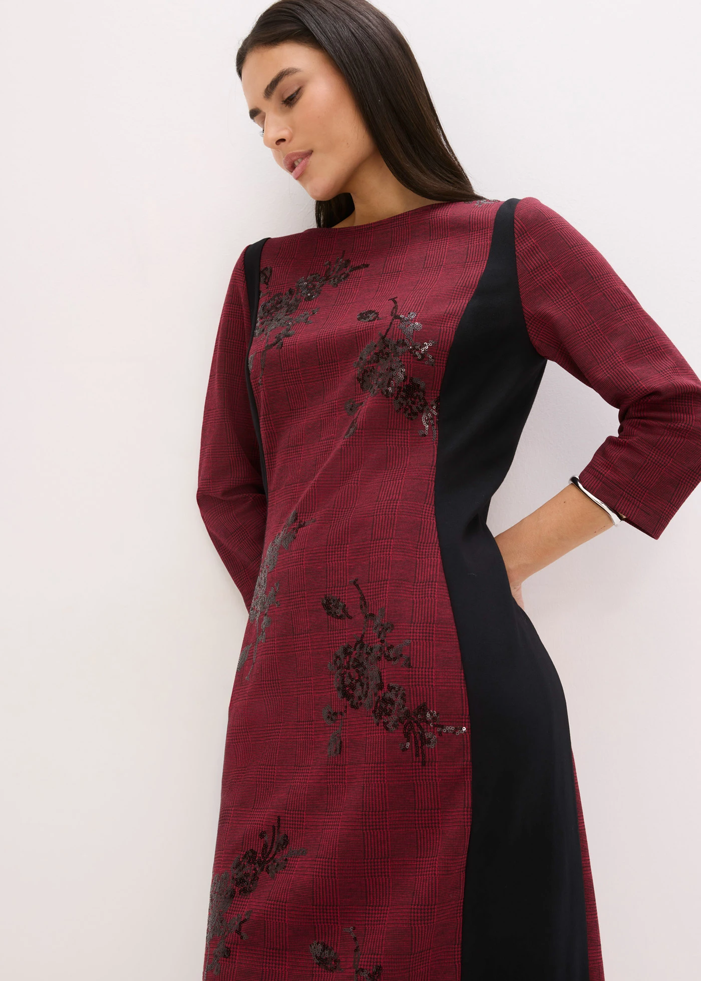 Rochie etui cu broderie cu paiete • roșu închis-negru cadrilat • magazin bonprix
