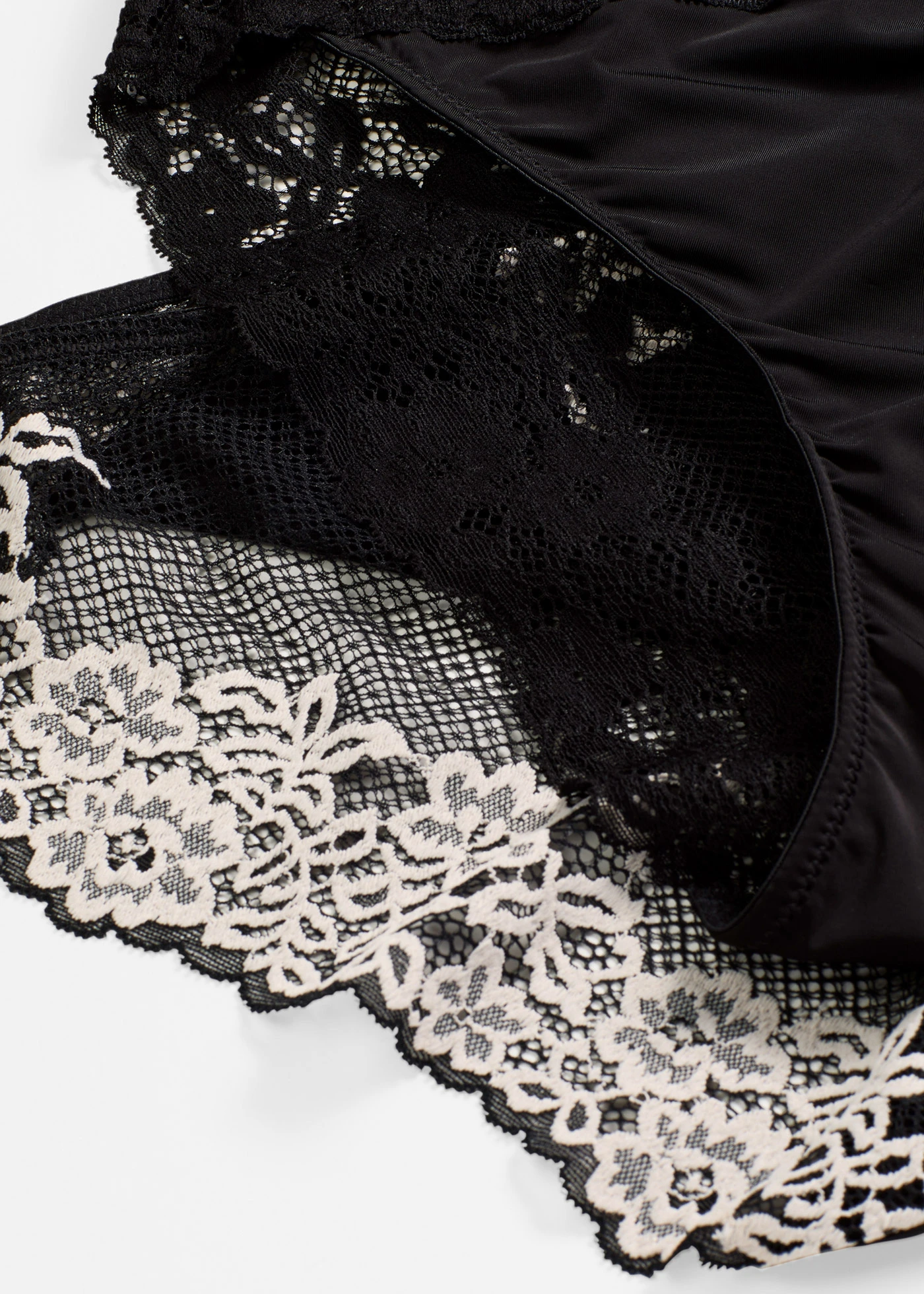 Set de 2 perechi de chiloți din dantelă bicoloră • negru-ecru + negru • magazin bonprix