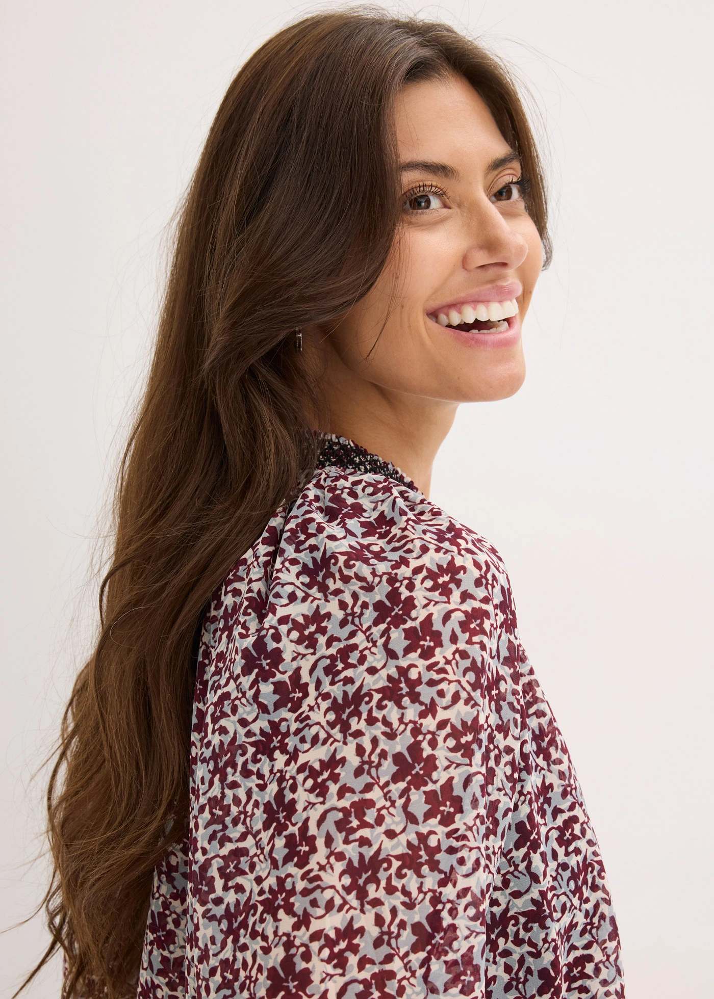 Chemisier en mousseline imprimée avec broderies • écru paisley • Boutique bonprix