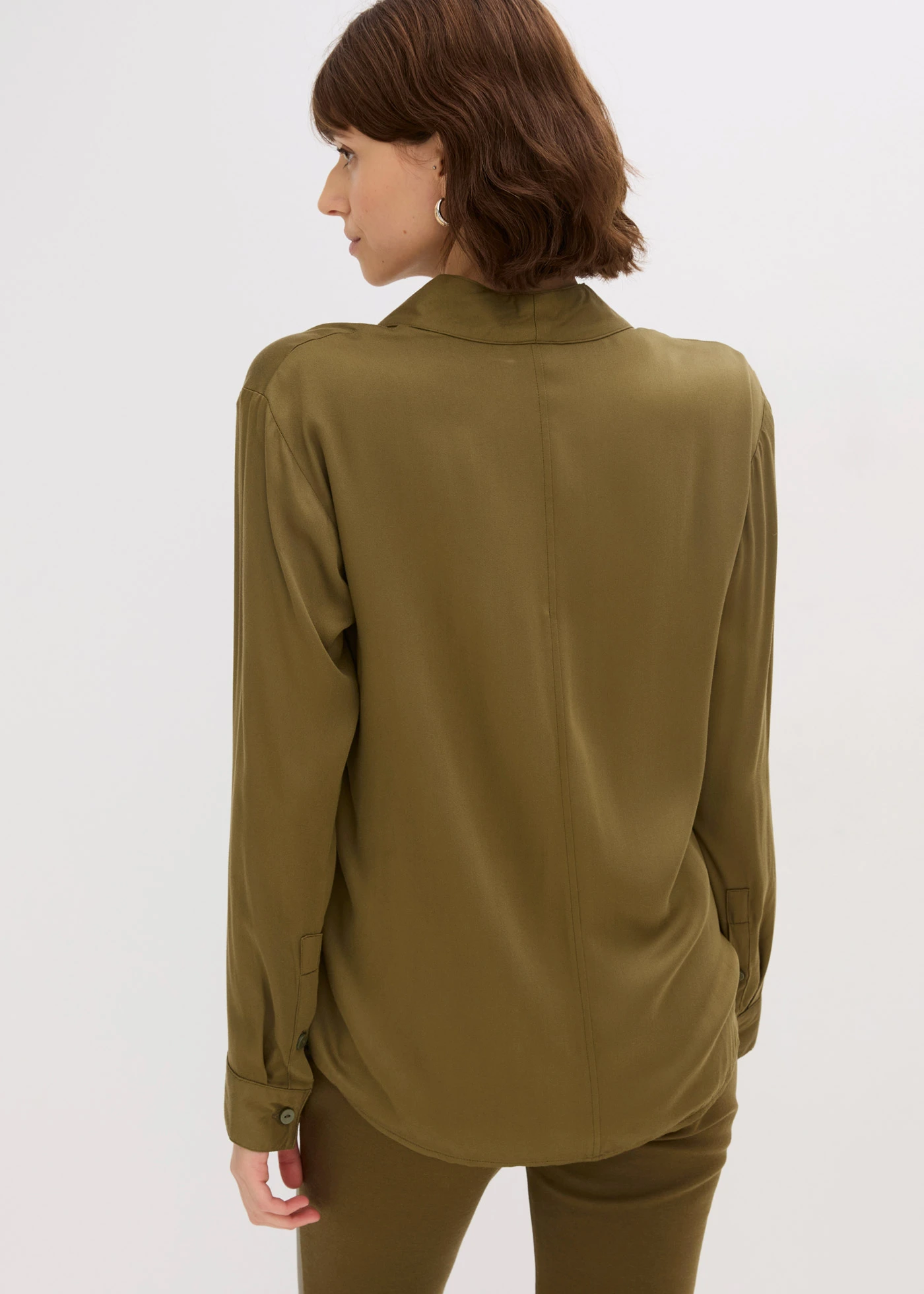 Košilová halenka ze splývavého saténu • zemitá olivová • bonprix obchod