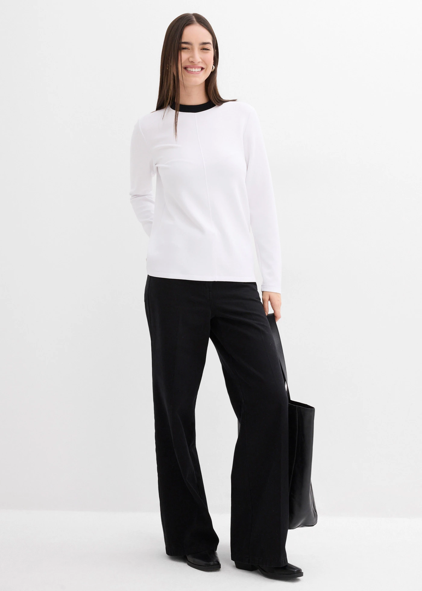 Bluză cu mâneci lungi din material cu viscoză cu guler înalt aplicat • alb/negru • magazin bonprix