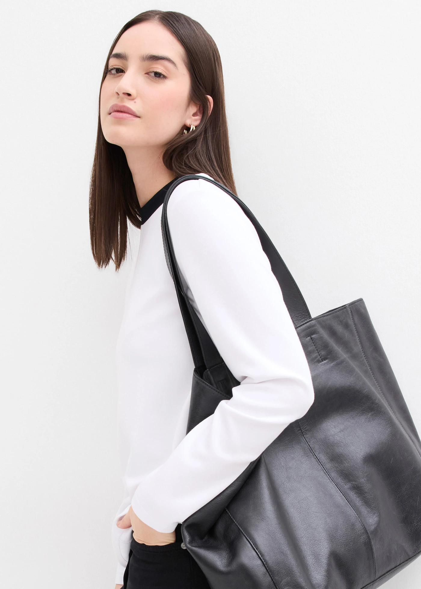 Bluză cu mâneci lungi din material cu viscoză cu guler înalt aplicat • alb/negru • magazin bonprix