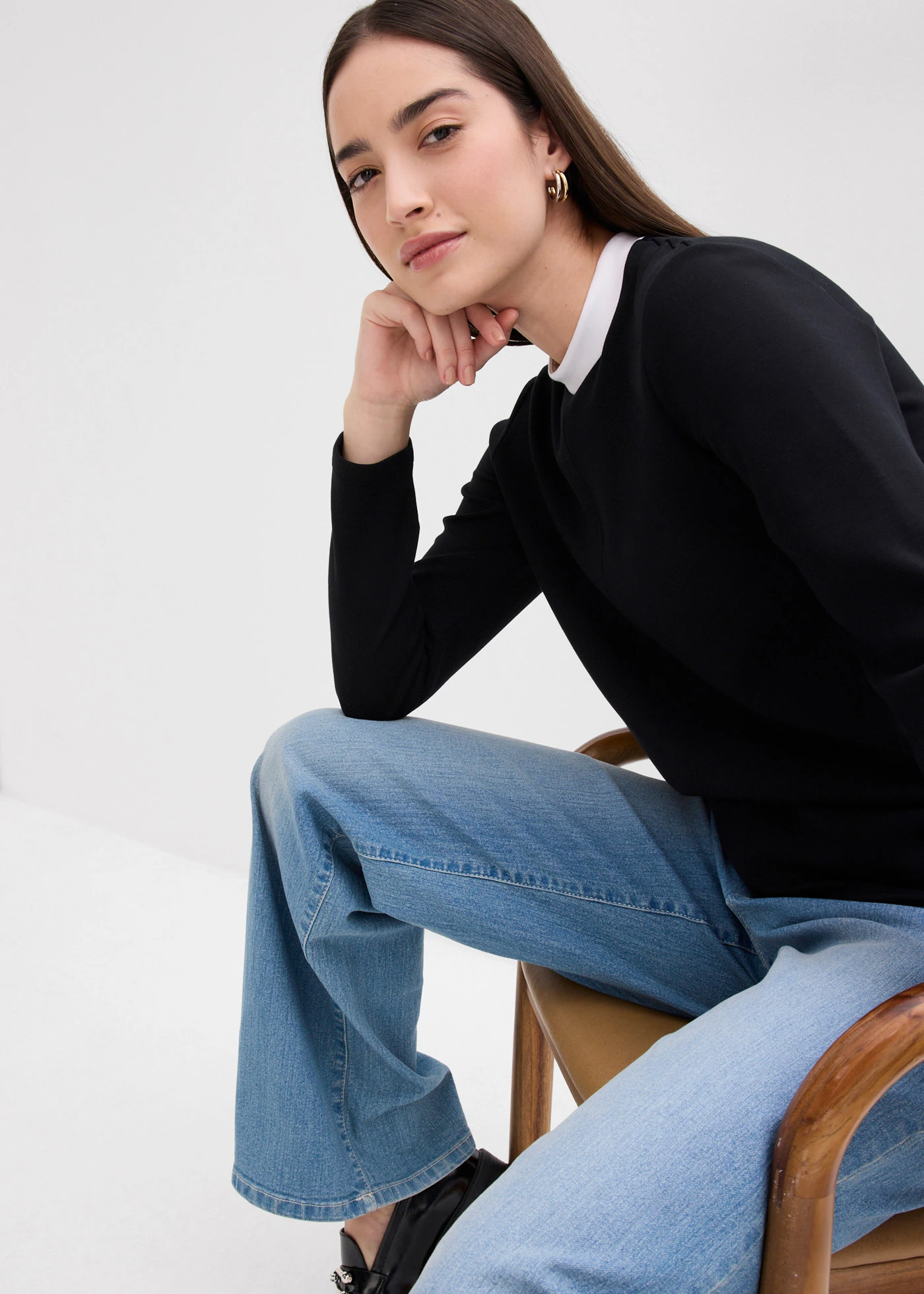 Bluză cu mâneci lungi din material cu viscoză cu guler înalt aplicat • negru/alb • magazin bonprix