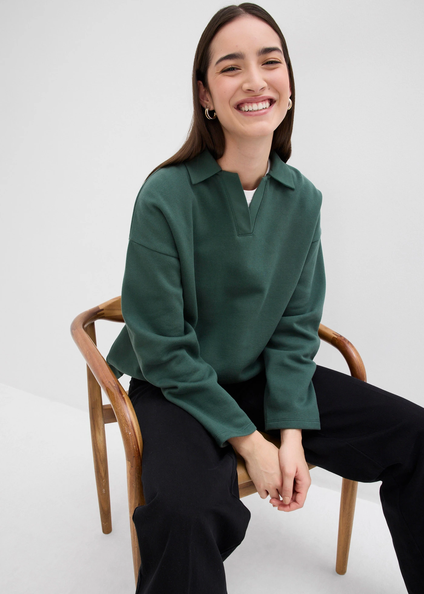 Sweat en coton avec col polo en maille • vert feuille • Boutique bonprix