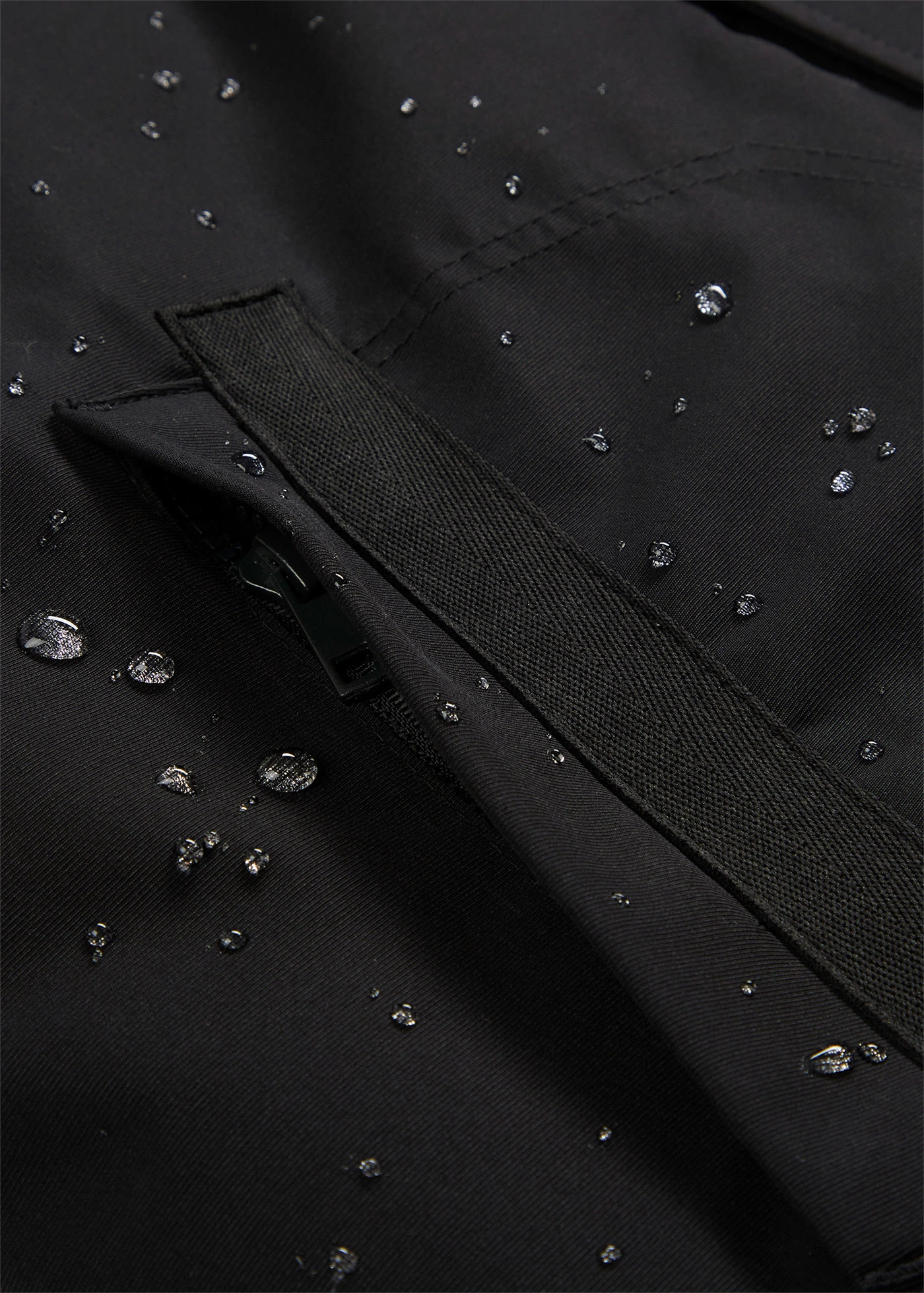 Nepromokavá funkční bunda se srolovatelnou kapucí a nárameníky • černá • bonprix obchod