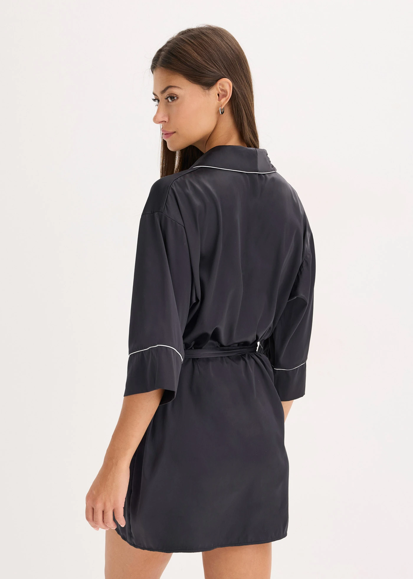 Saténové kimono s lesklým efektom • čierna • obchod bonprix