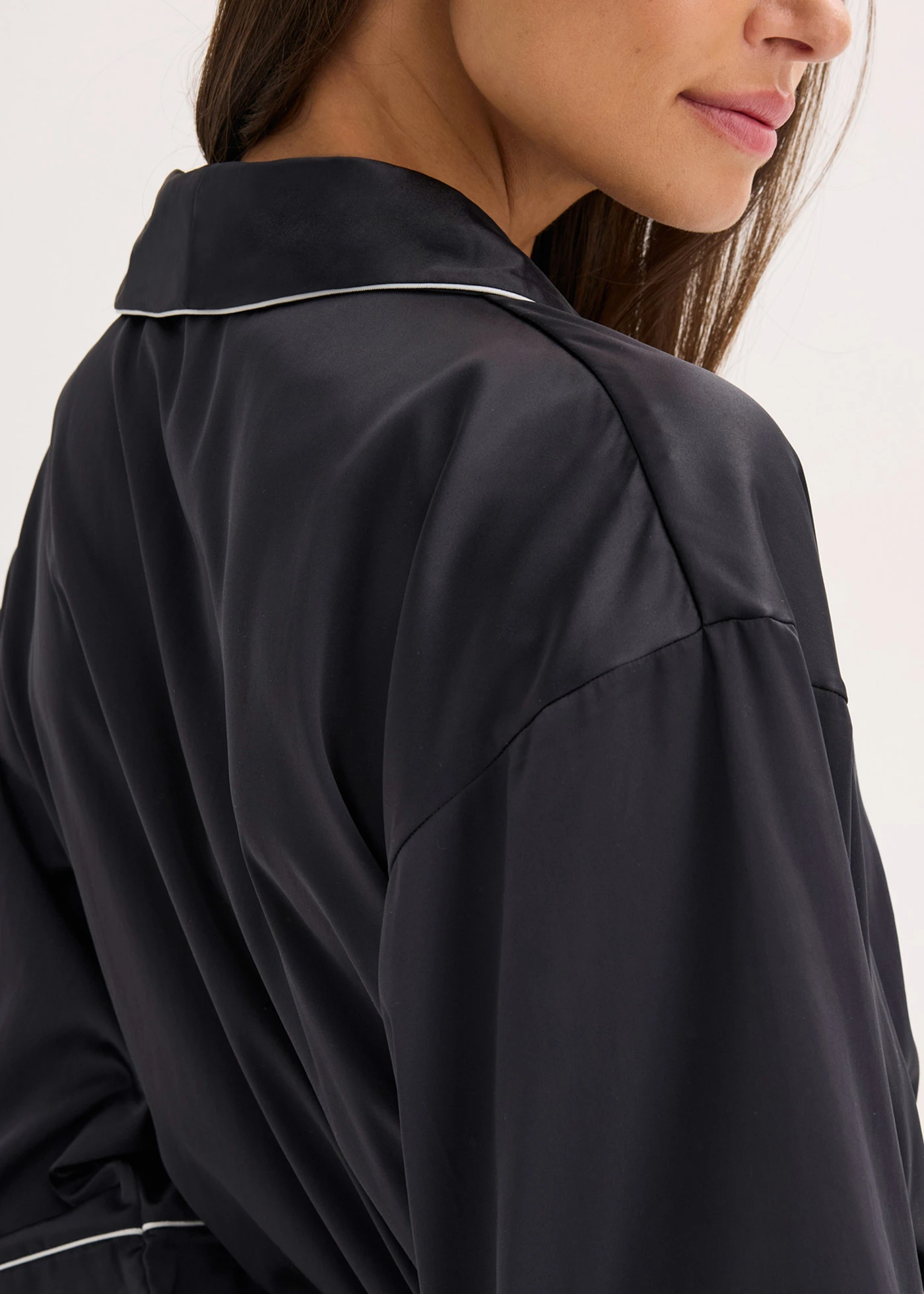 Saténové kimono s lesklým efektom • čierna • obchod bonprix